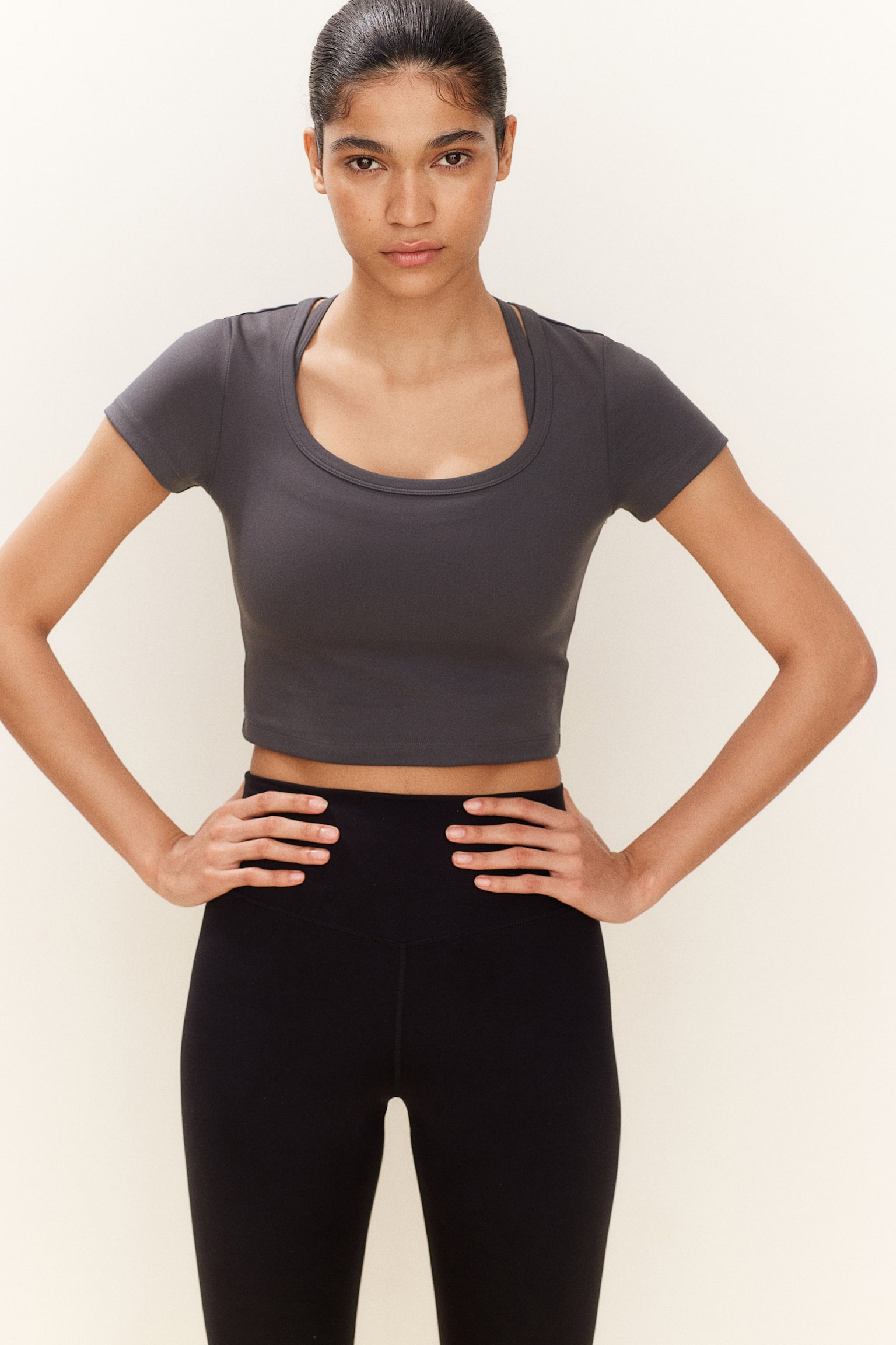 Cropped sports top in DryMove™ - Dark grey/Light khaki green/White/Black - 4