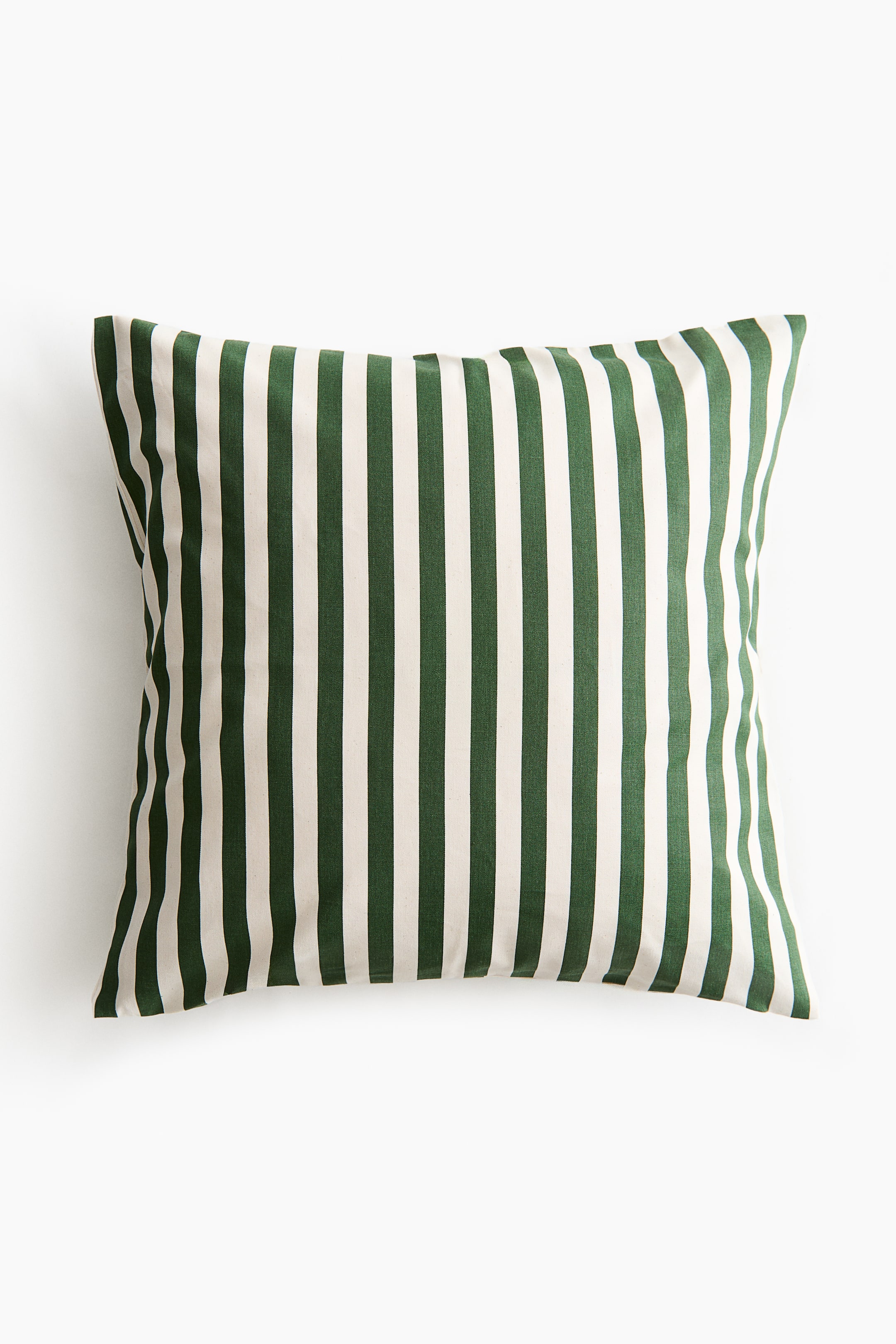 Voir une image plus grande: Une housse de coussin présente des rayures verticales alternées de vert foncé et de blanc cassé. Elle présente une forme rectangulaire bien rembourrée vue de face.