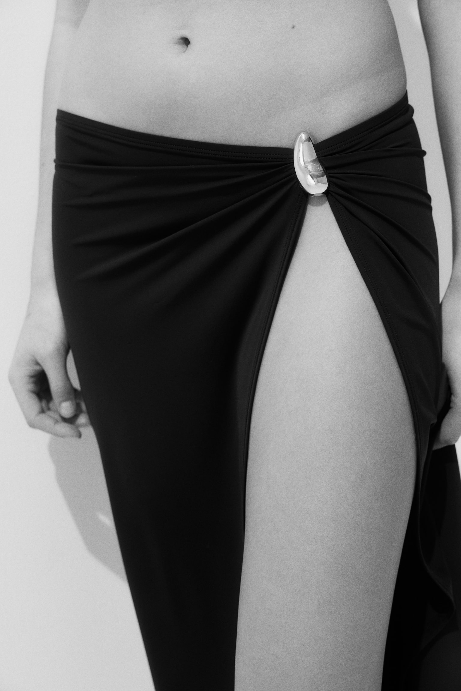 Pareo con detalle de metal - Negro - 5