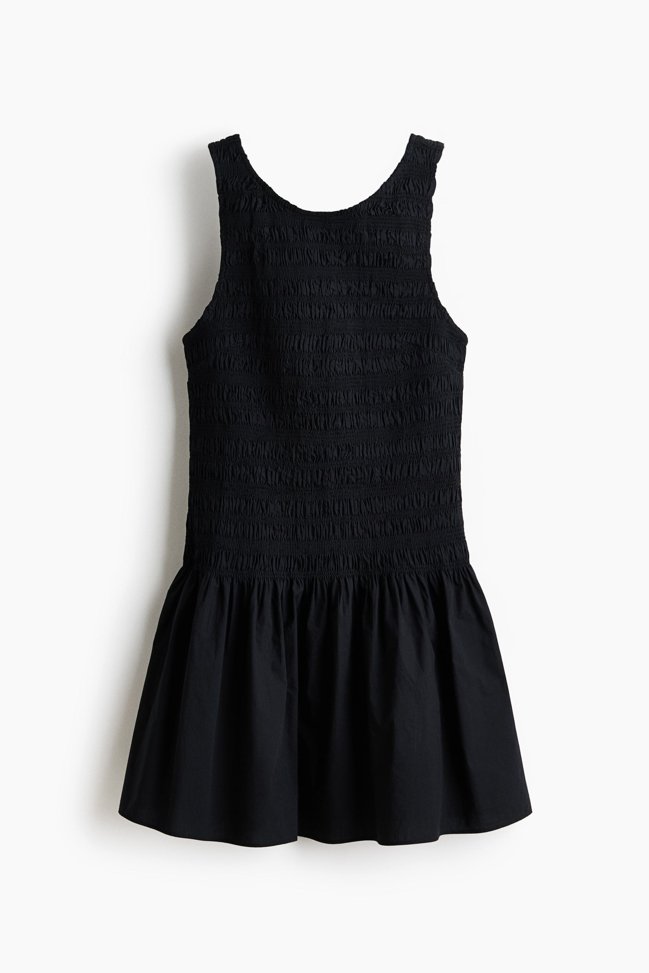 이미지 확대 보기: 검정색 민소매 드레스가 뒷모습에서 소개되고 있으며, 스모크 처리된 상단 부분, 둥근 뒷목선, 그리고 플레어 스커트가 특징입니다.