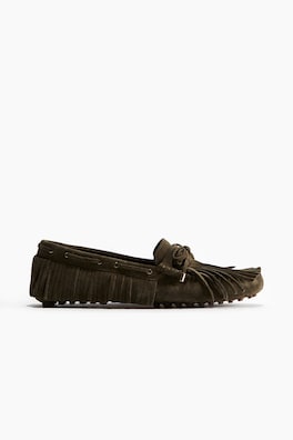 Loafers i mocka med fransar