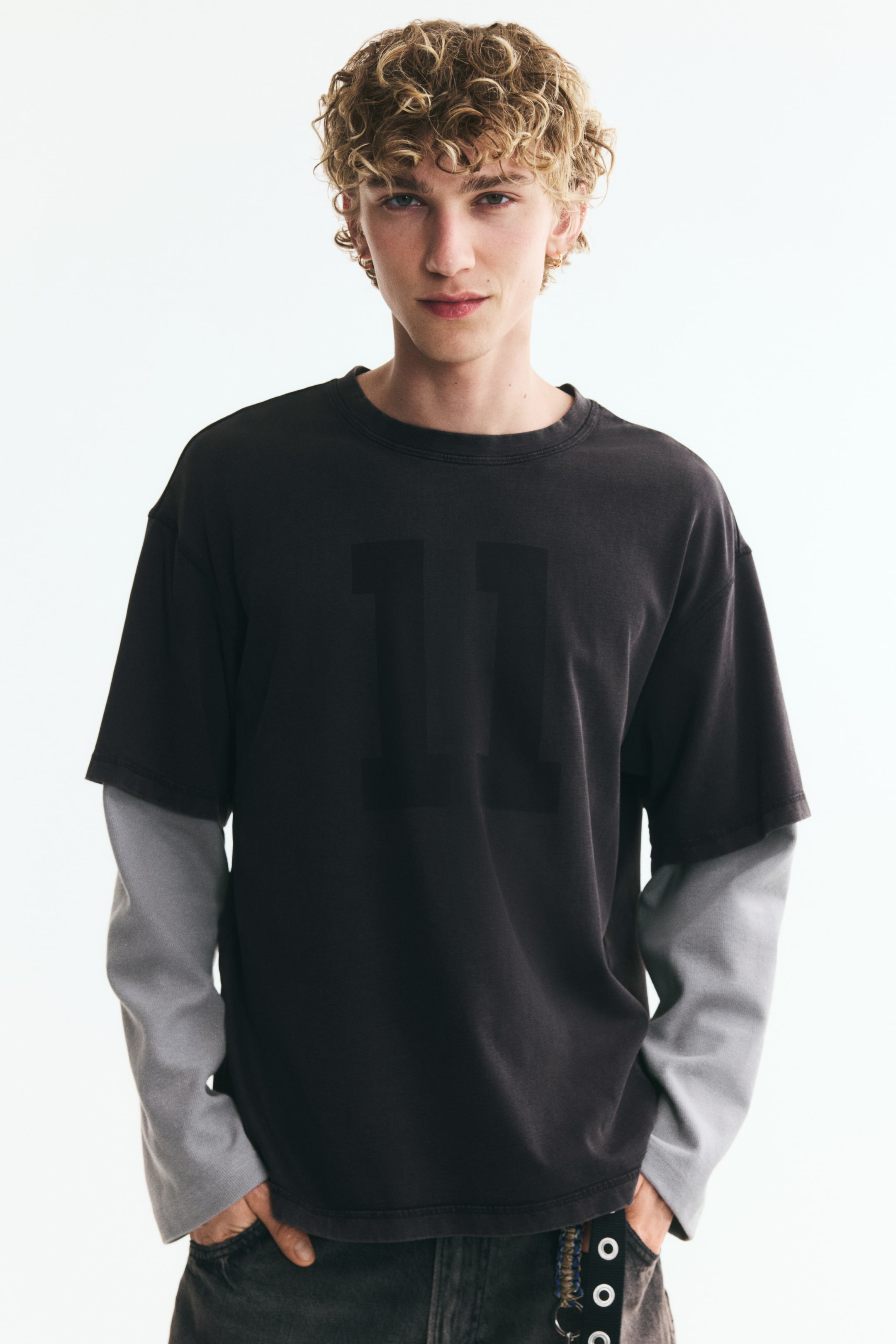 View larger image: Relaxed Fit Printed long-sleeved cotton T-shirt - Dark grey/11 - Men | H&M IN 1