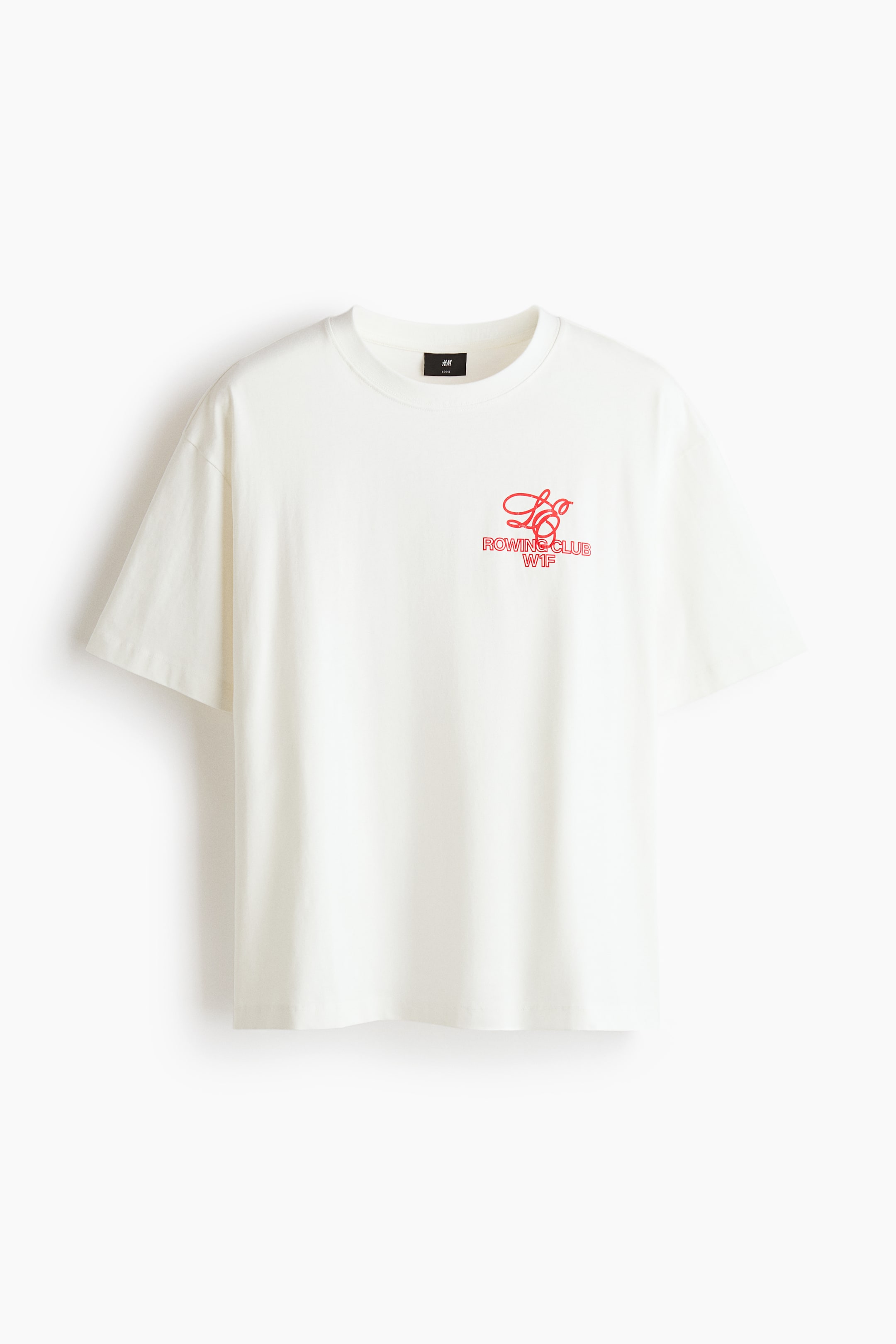 Xem ảnh lớn hơn: Áo thun kiểu dáng hộp màu trắng ngà làm từ chất liệu cotton jersey nhẹ được giới thiệu từ phía trước, nổi bật với các họa tiết in màu đỏ trên ngực. Thiết kế với cổ tròn bo gân, vai rớt và lai áo cắt thẳng, thể hiện phong cách rộng rãi.