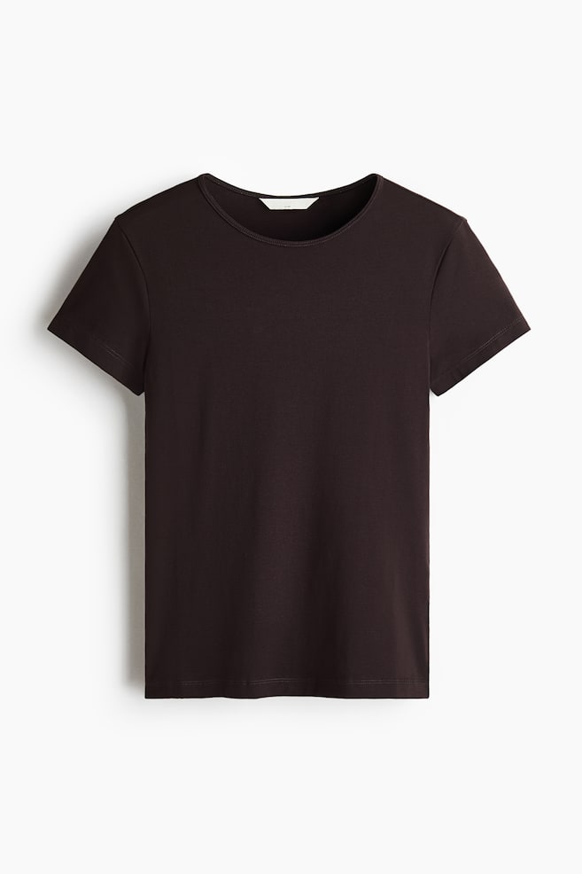 En mÃ¸rkebrun figursyet T-shirt i bomuldsjersey vender forfra og viser en rund halsudskÃ¦ring, korte Ã¦rmer og en lige kant. - 1