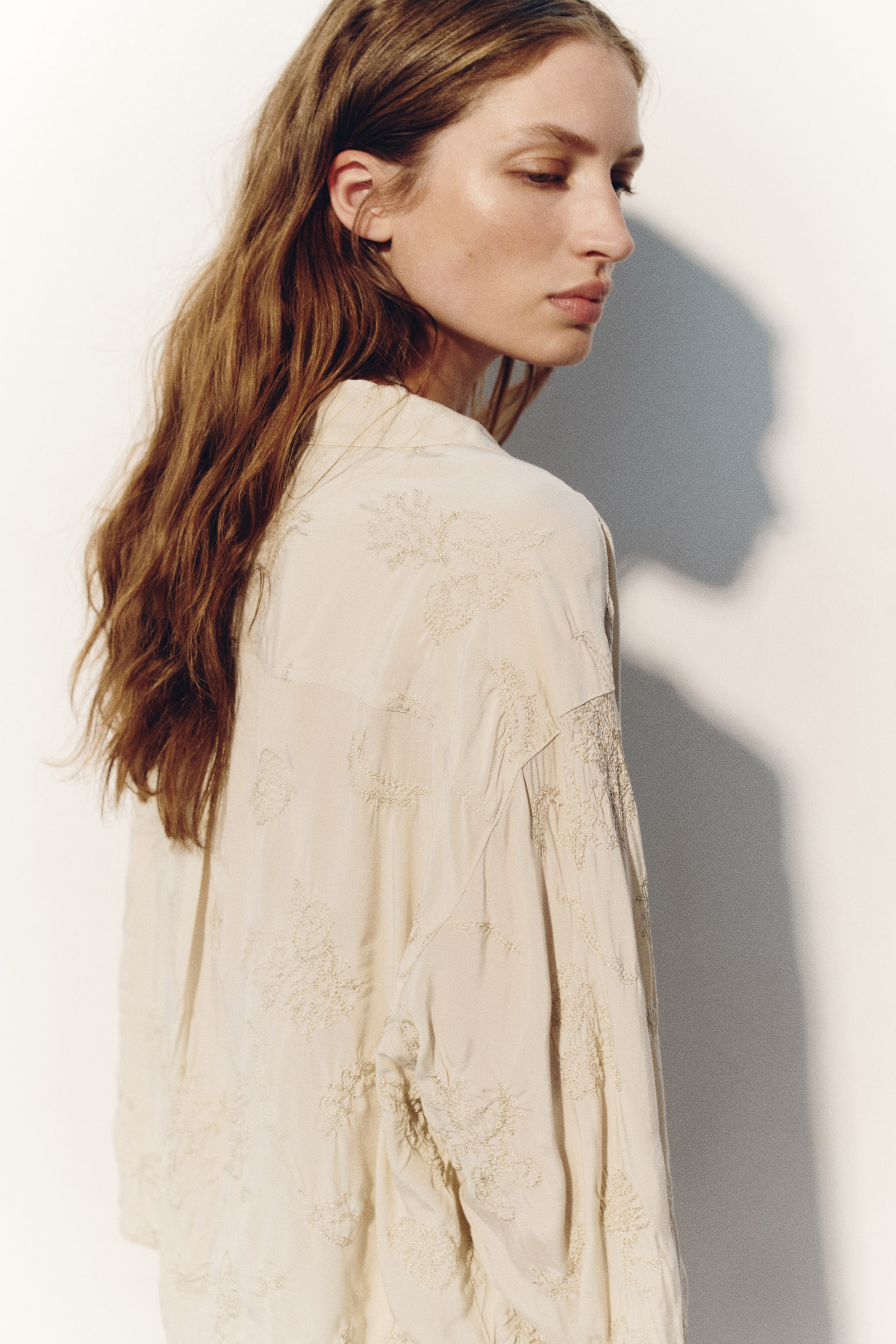 Женские рубашки H&M Embroidered Viscose Resort Shirt — фото 6