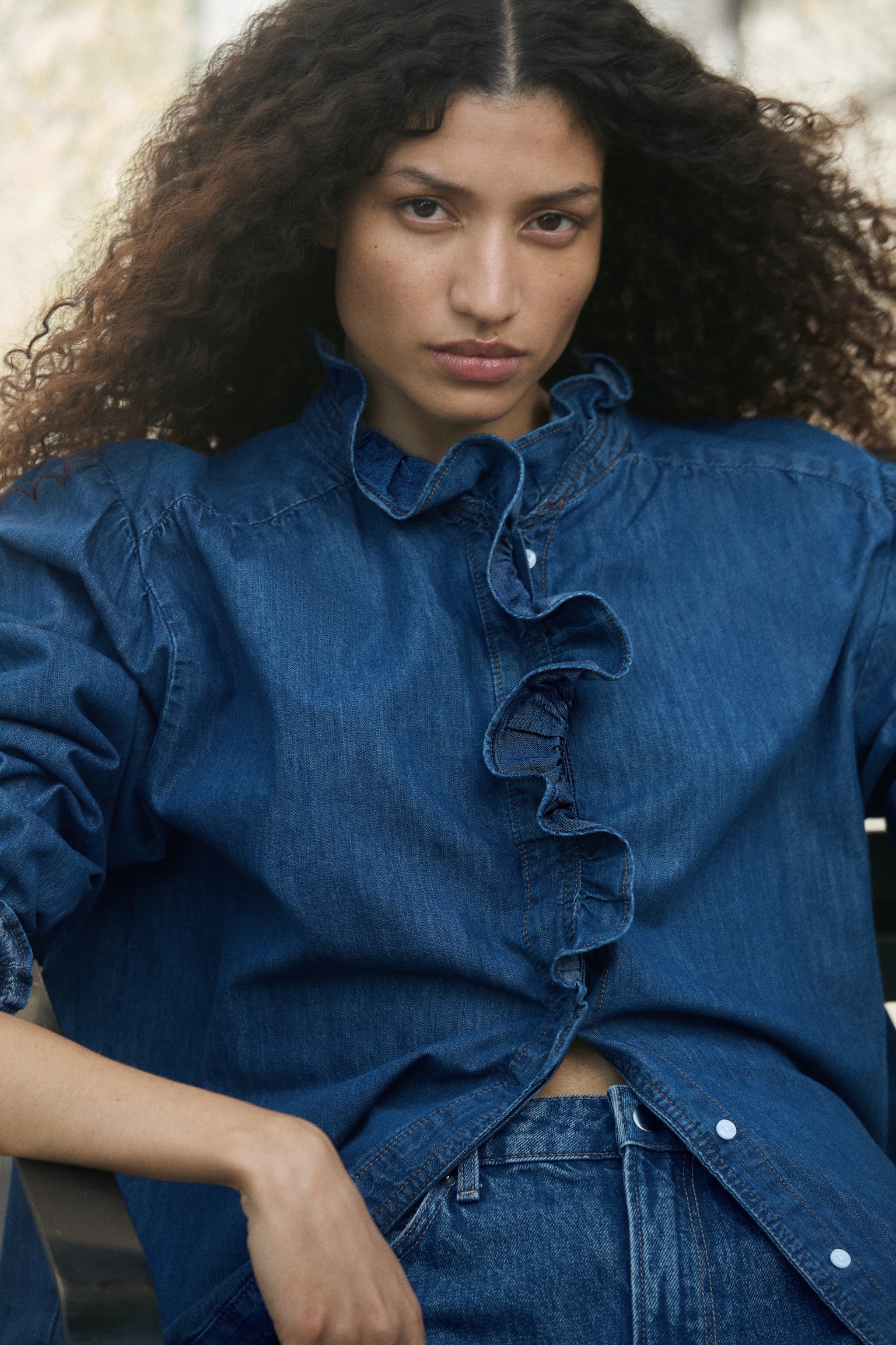 Женская блузка H&M Ruffle-Trimmed Denim Blouse, цвет: Тёмный джинсовый синий — фото 4