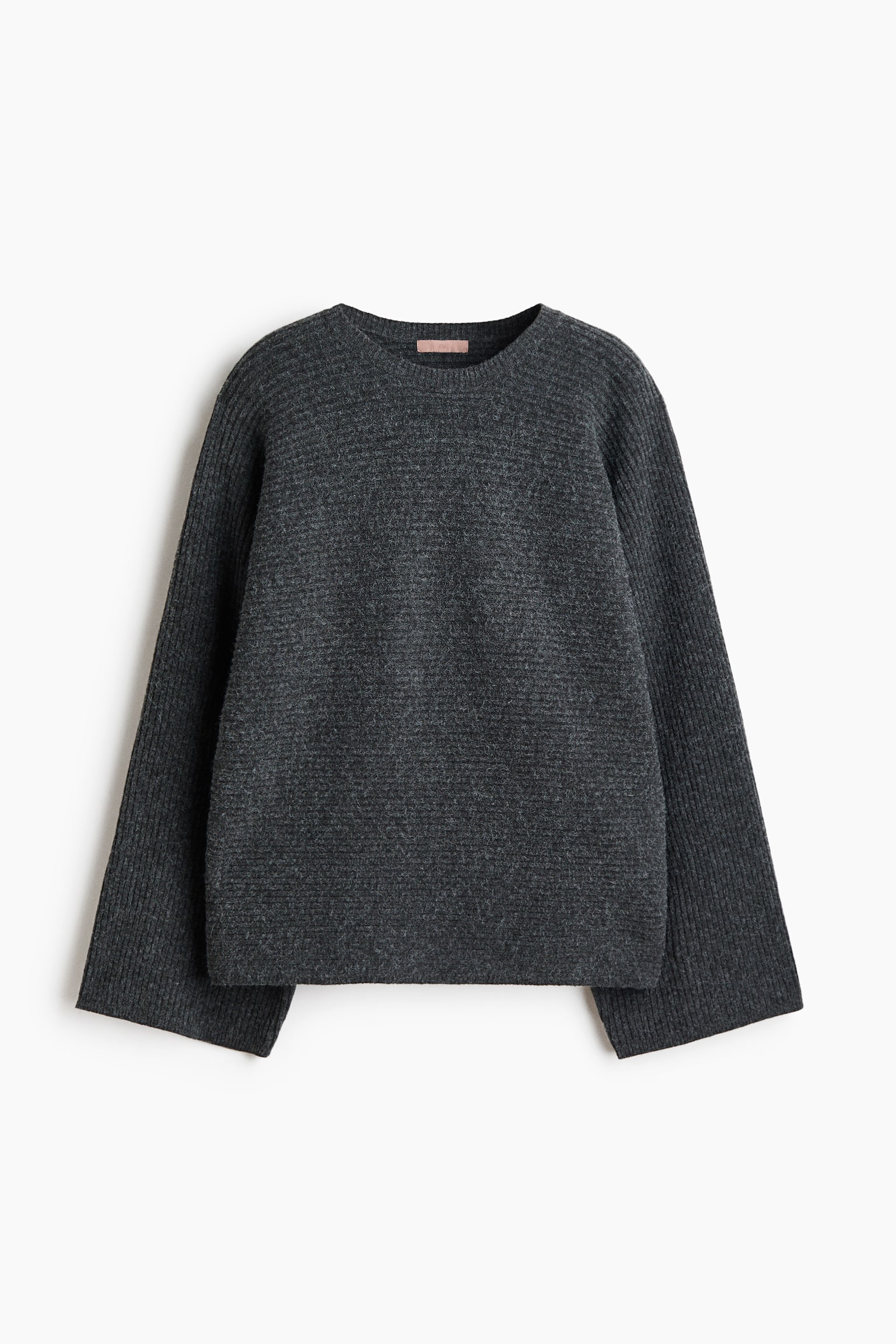 Un pull en maille gris charbon est présenté de face, avec un col rond côtelé, une maille côtelée horizontale sur le corps et des manches larges avec des côtes verticales. - 1