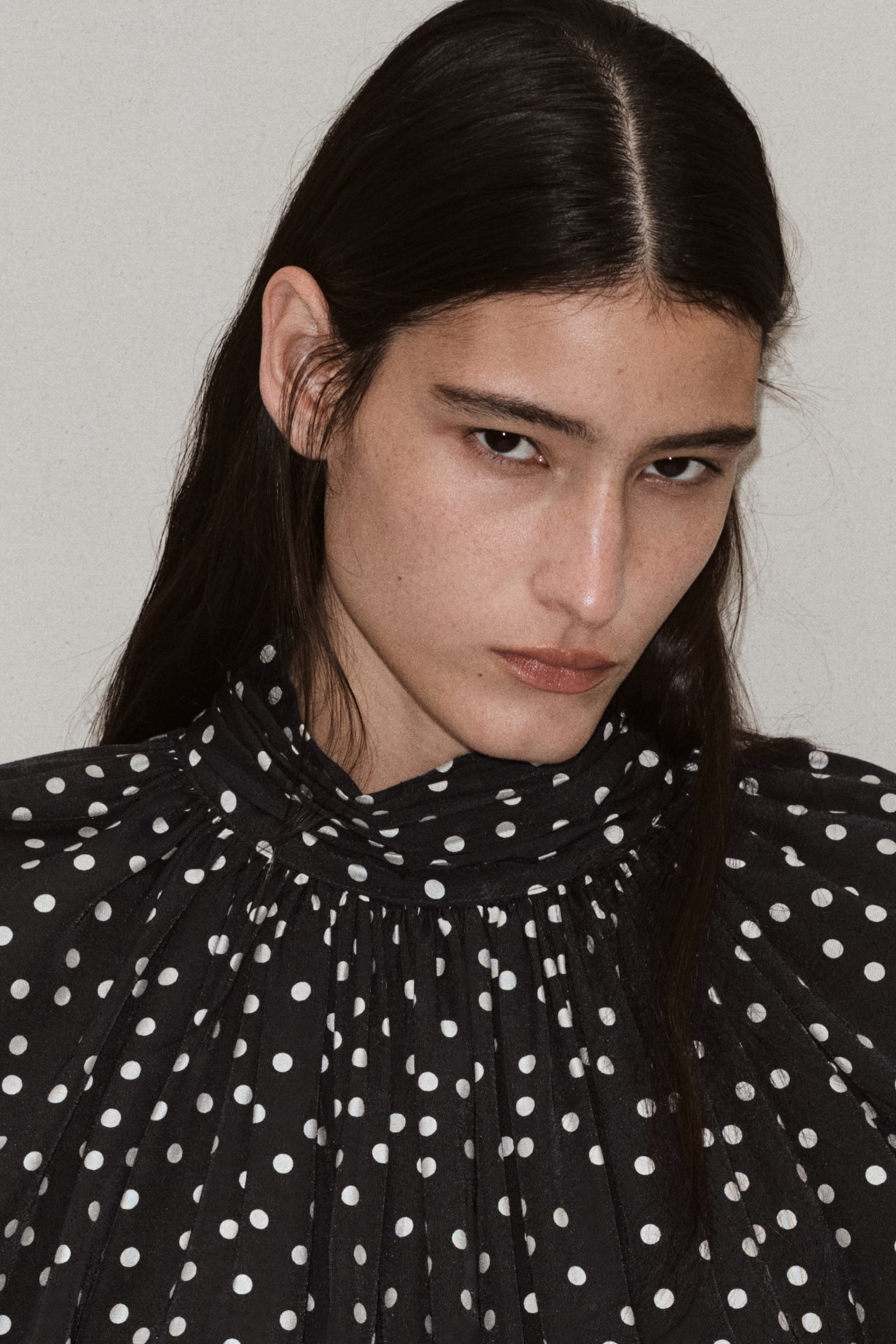 Женская блузка H&M Balloon-Sleeved Blouse, цвет: Чёрный / В горошек — фото 3