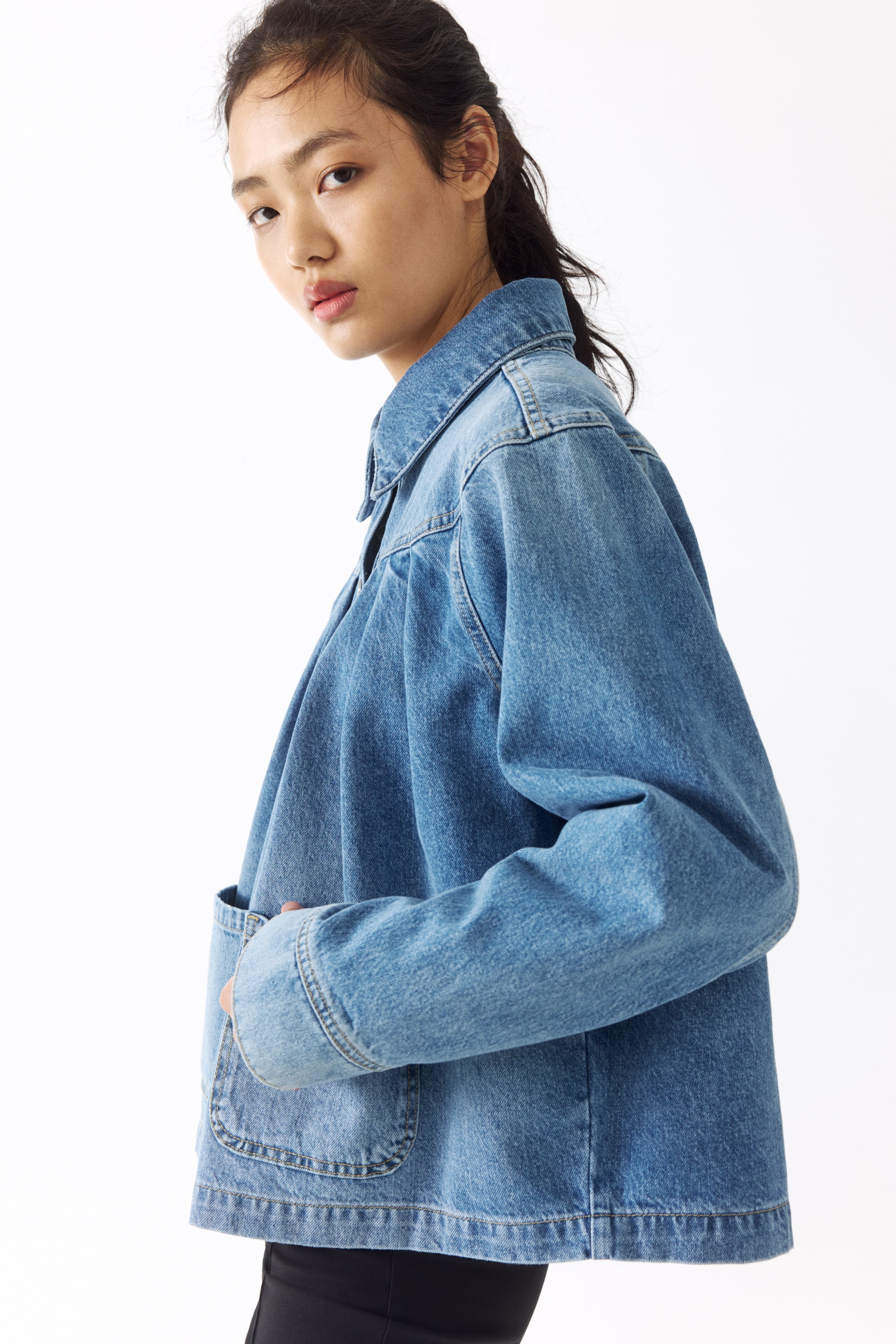 Женские куртки H&M Oversized Pleated Denim Jacket — фото 6