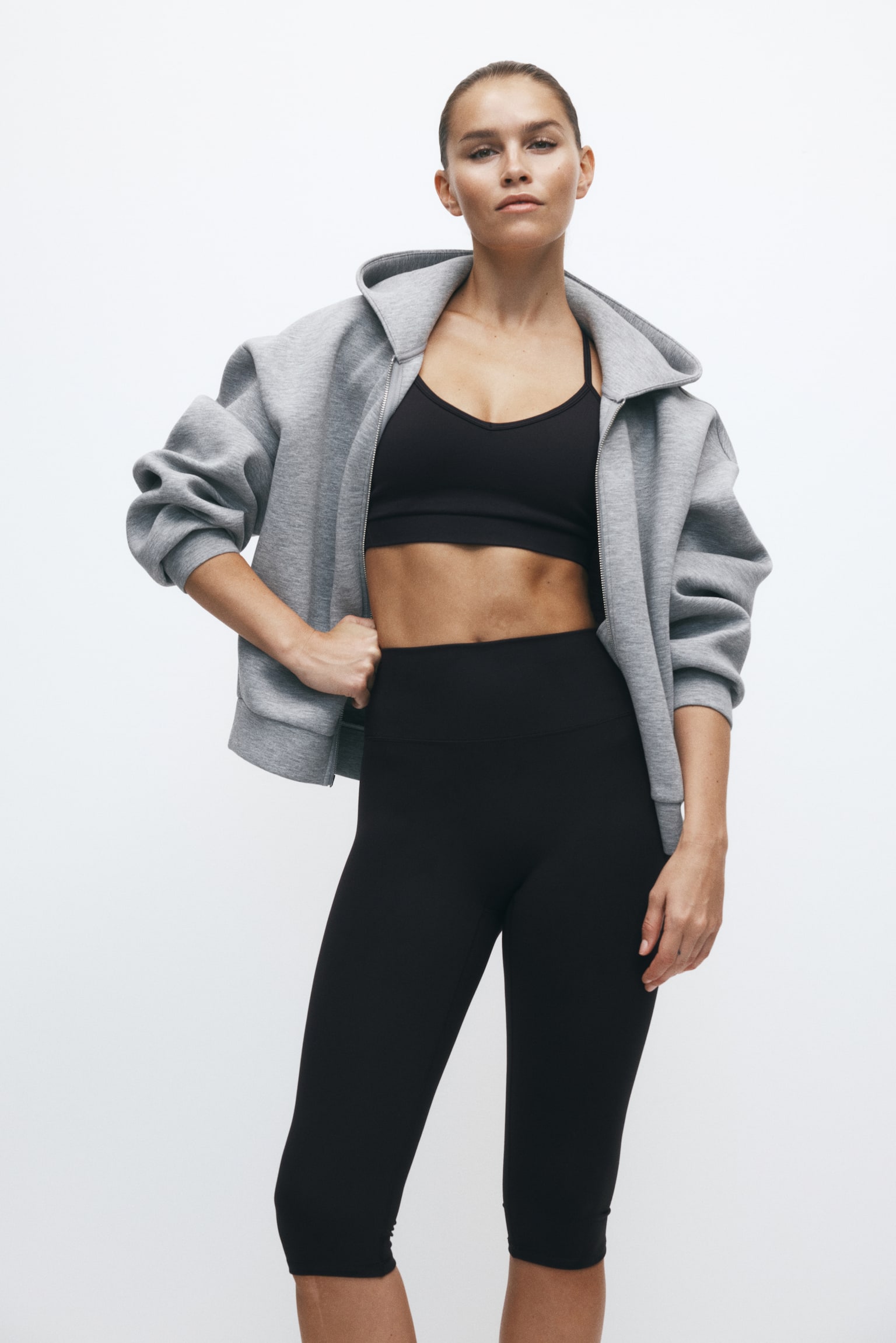 Женские леггинсы H&M Capri Sports Leggings with SoftMove™, цвет: Чёрный — фото 2