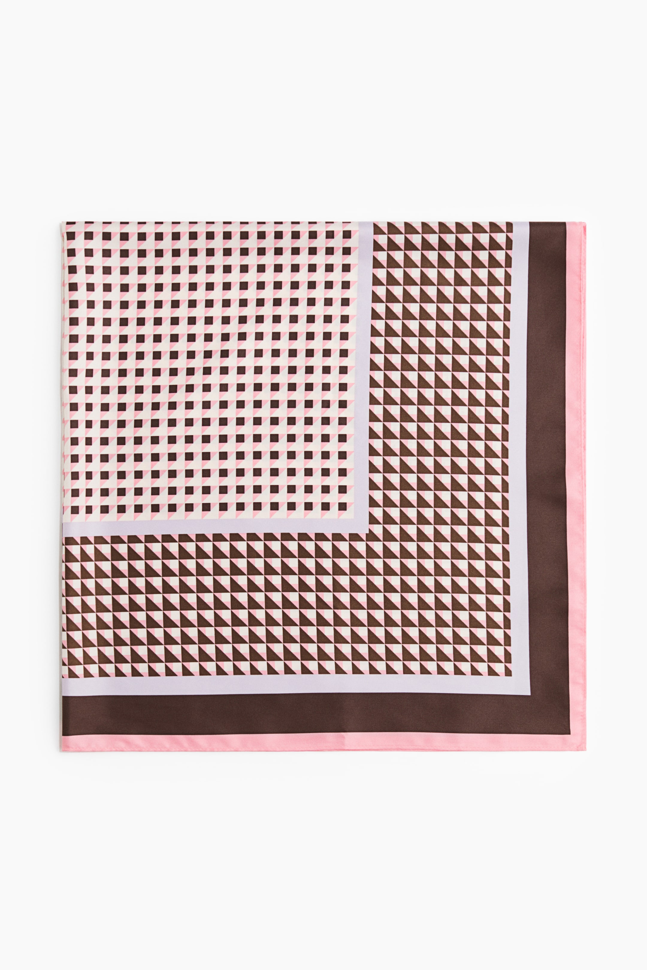 Agrandir l'image: Un carré en tissu doux est présenté de face, avec un motif géométrique imprimé. On distingue une section de petits carrés marron sur fond clair, adjacente à une plus grande section de triangles marron répétitifs, ces motifs étant séparés et encadrés par des bandes lilas clair, marron foncé et rose.