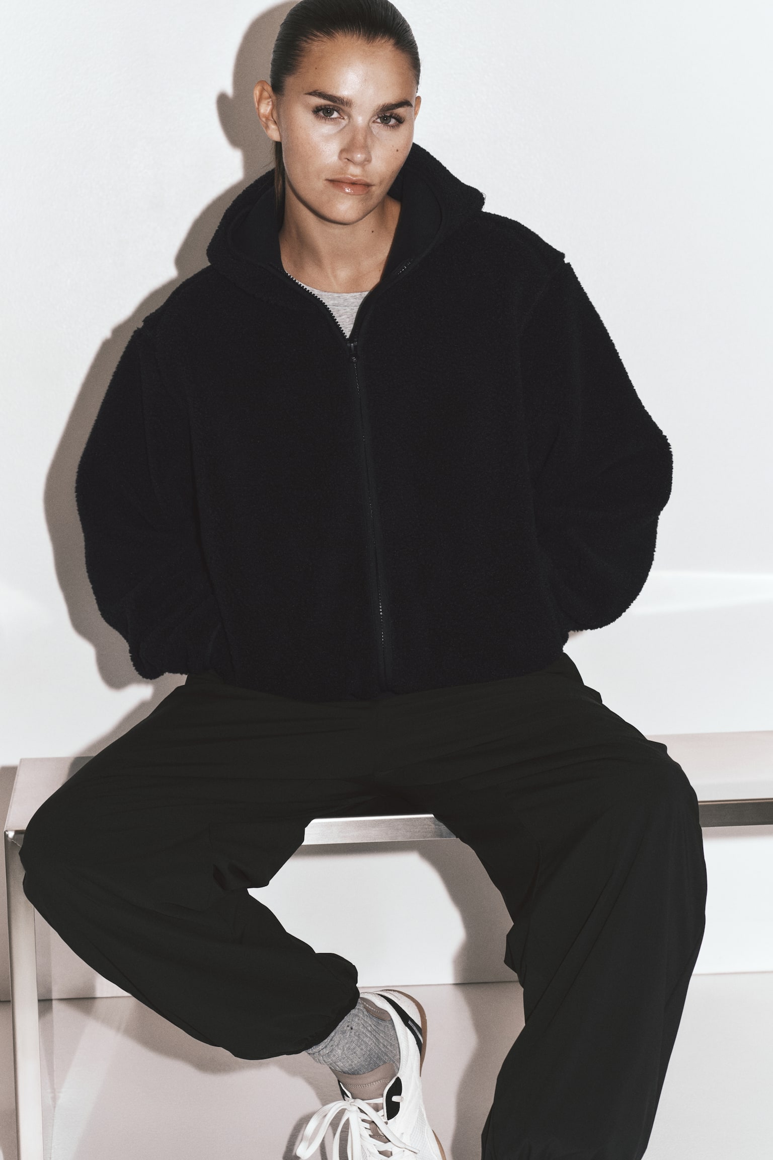 Женская куртка H&M Move Loose-Fit Hooded Teddy Fleece Activewear, цвет: Чёрный — фото 2
