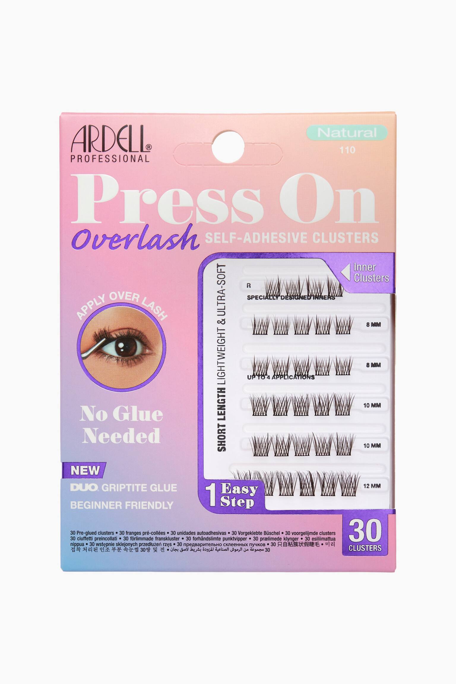 Press On Overlash Natural 110 præsenteres i sin pink og lilla kortemballage med tredive forlimede vippeclusters arrangeret i rækker på 8 mm, 10 mm og 12 mm, synlige gennem et klart vindue. Emballagen fremhæver funktioner som "No Glue Needed" og "Self-Adhesive Clusters" sammen med en grafik, der viser påføring på et øje.
