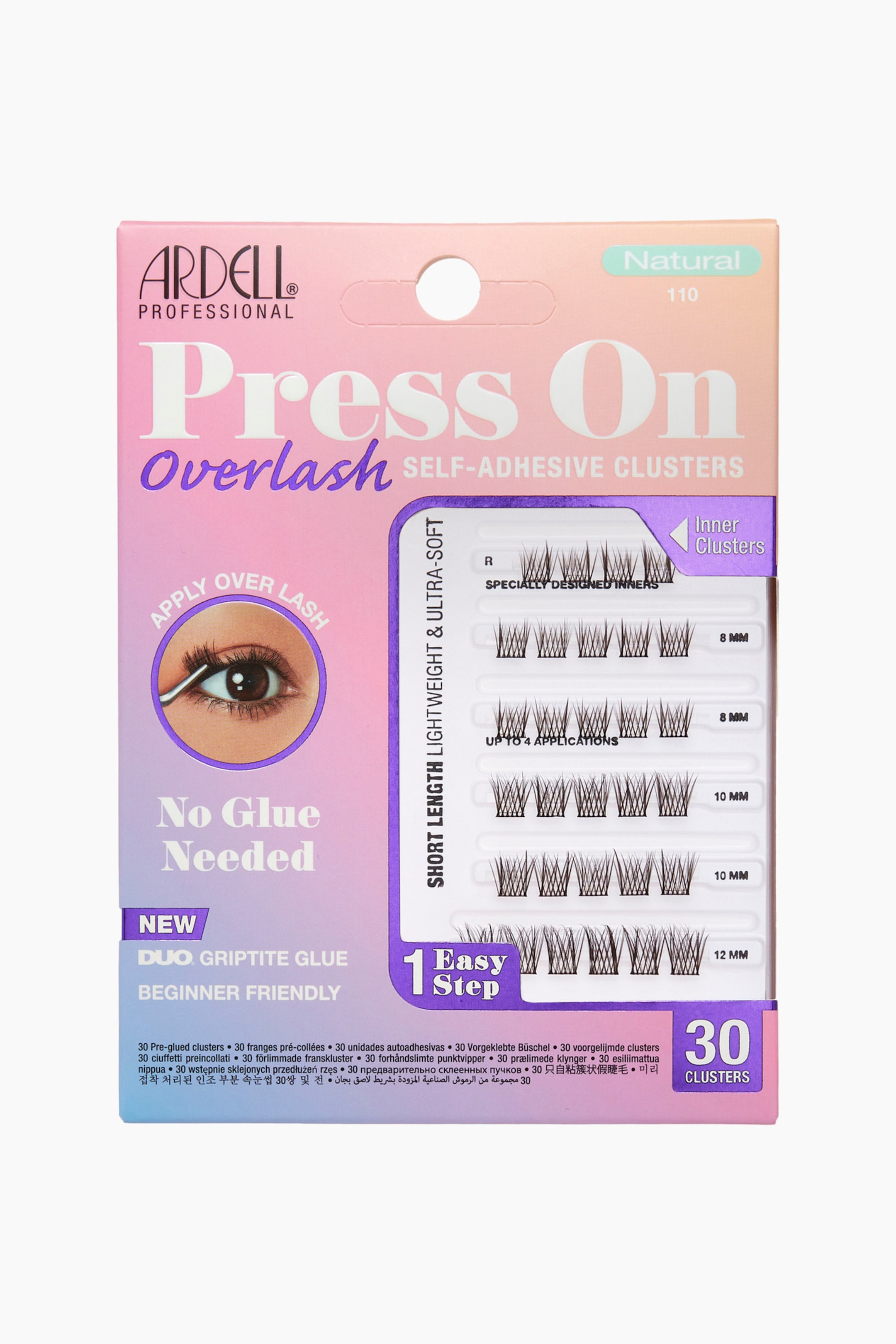 Visa större bild: Press On Overlash Natural 110 presenteras i sin rosa och lila kortförpackning, med trettio förlimmade ögonfransknippen i rader om 8 mm, 10 mm och 12 mm synliga genom ett transparent fönster. Förpackningen lyfter fram funktioner som "No Glue Needed" och "Self-Adhesive Clusters" tillsammans med en grafik som visar appliceringen på ett öga.