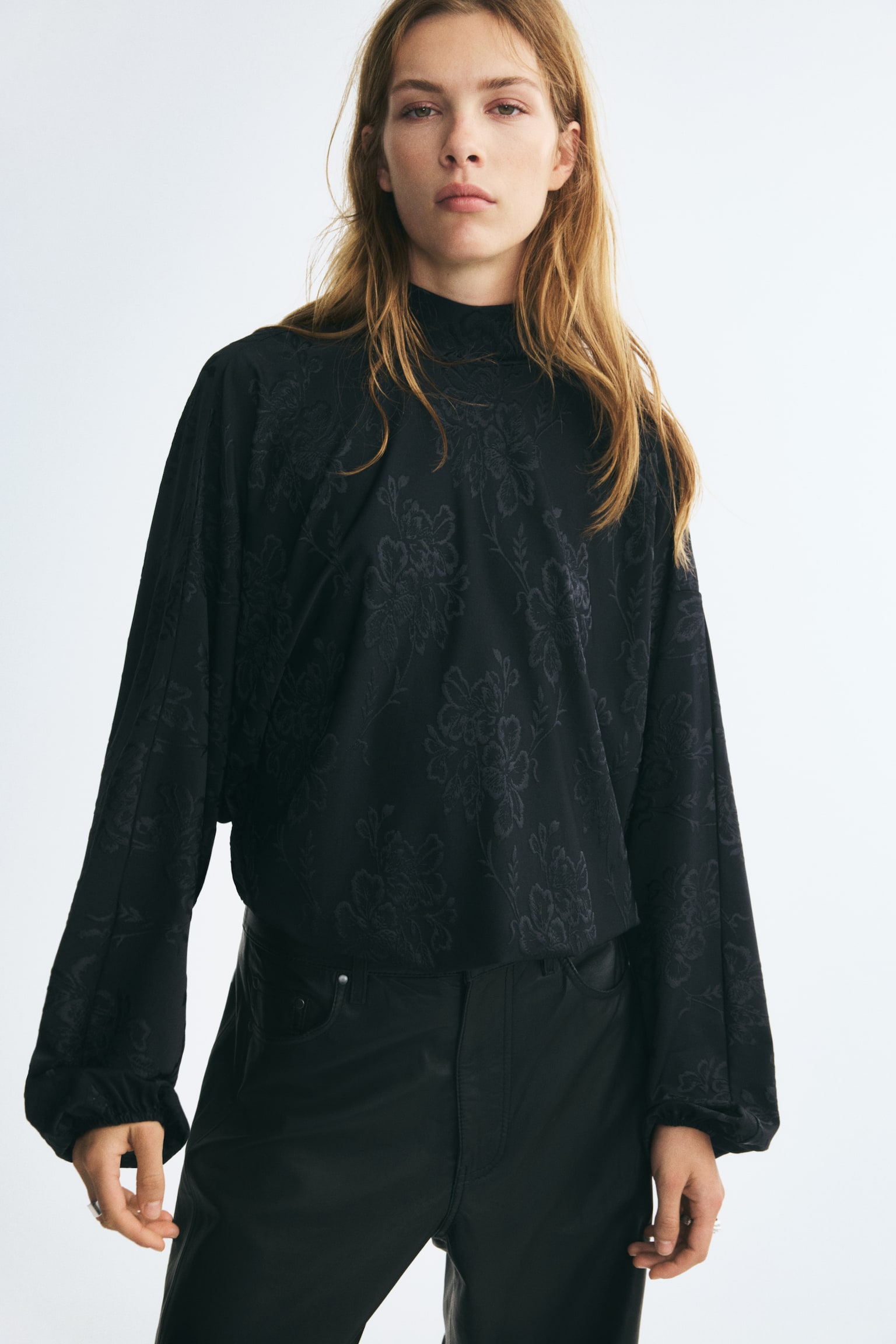 Женская блузка H&M Tie-Detail Jacquard-Jersey Blouse, цвет: Чёрный — фото 2