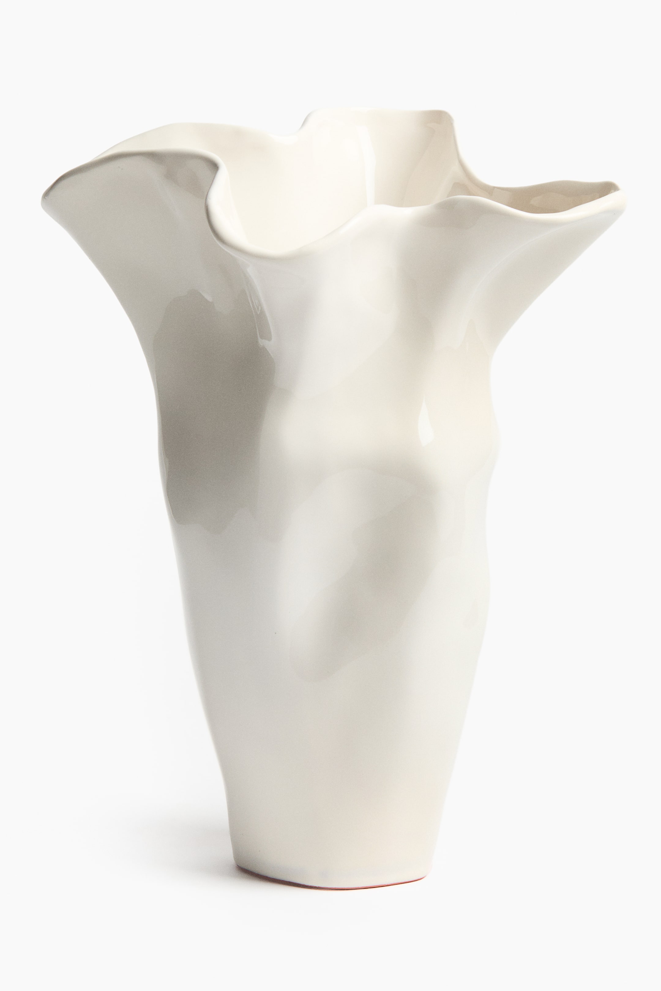 Agrandir l'image: Un vase en céramique blanc cassé présente une finition brillante et une large ouverture irrégulièrement ondulée sur le dessus. Son corps de forme organique se rétrécit légèrement vers le bas, révélant une fine ligne rouge sur son bord.