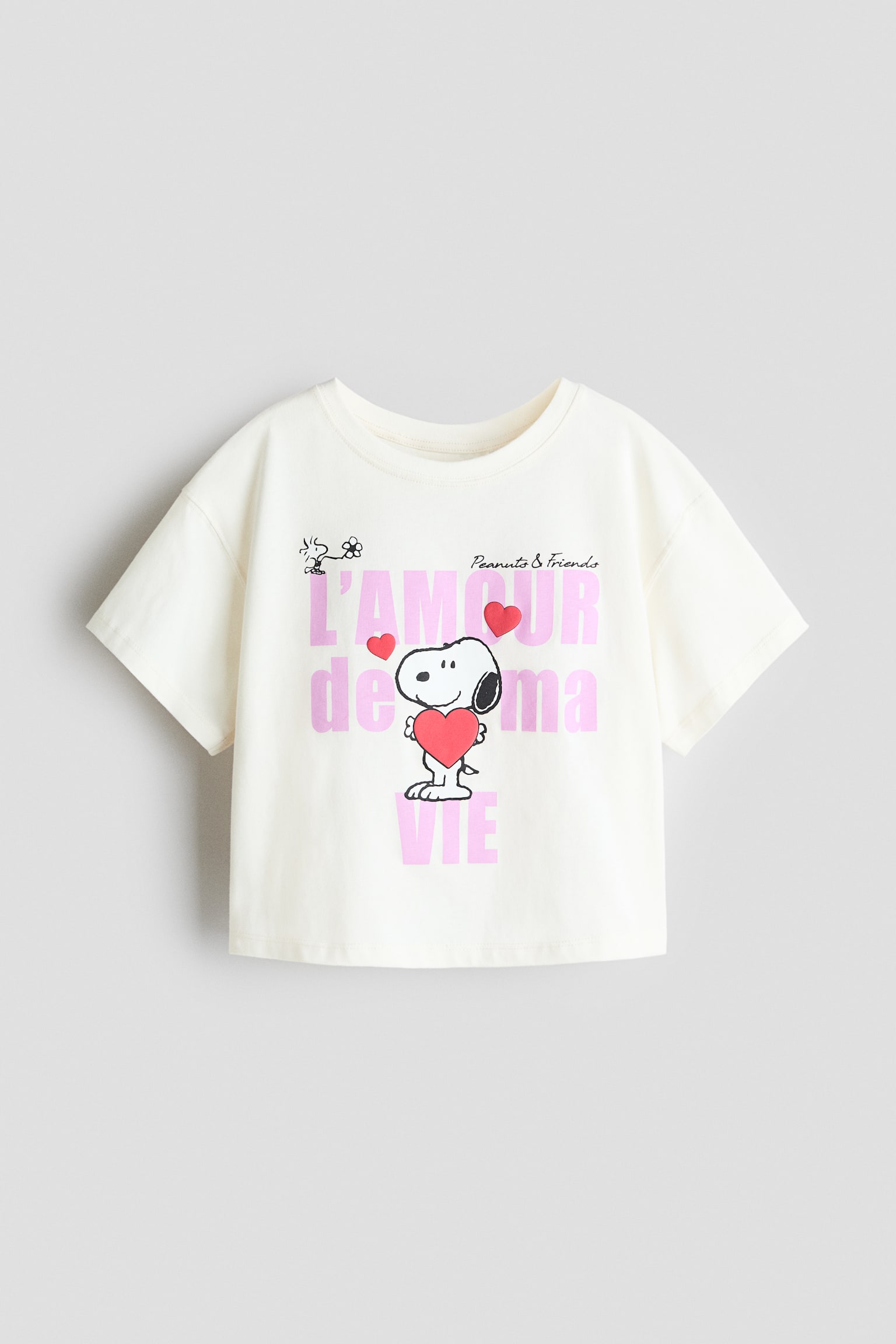 ÎÎ½Î± Î²Î±Î¼Î²Î±ÎºÎµÏÏ T-shirt Î±ÏÏ jersey ÏÎµ ÏÏÏÎ¼Î± ÎºÏÎµÎ¼ Î±ÏÎµÎ¹ÎºÎ¿Î½Î¯Î¶ÎµÏÎ±Î¹ Î±ÏÏ Î¼ÏÏÎ¿ÏÏÎ¬, Î¼Îµ Î¬Î½ÎµÏÎ· Î³ÏÎ±Î¼Î¼Î®, ÏÎµÏÎ¼Î­Î½Î¿ÏÏ ÏÎ¼Î¿ÏÏ ÎºÎ±Î¹ ÏÏÏÎ¿Î³Î³ÏÎ»Î® Î»Î±Î¹Î¼ÏÎºÎ¿ÏÎ· Î¼Îµ ÏÎ­Î»Î¹. Î¤Î¿ Î¼ÏÏÎ¿ÏÏÎ¹Î½Ï Î¼Î­ÏÎ¿Ï ÏÎ±ÏÎ¿ÏÏÎ¹Î¬Î¶ÎµÎ¹ Î­Î½Î± Î³ÏÎ±ÏÎ¹ÎºÏ ÏÏÏÏÎ¼Î± Î¼Îµ ÏÎ¿Î½ Snoopy Î½Î± ÎºÏÎ±ÏÎ¬ Î¼Î¹Î± ÎºÏÎºÎºÎ¹Î½Î· ÎºÎ±ÏÎ´Î¹Î¬, ÏÏÎ½Î¿Î´ÎµÏÏÎ¼ÎµÎ½Î¿ Î±ÏÏ ÏÎ¿Î¶ Î³ÏÎ±Î¼Î¼Î±ÏÎ¿ÏÎµÎ¹ÏÎ¬ ÏÎµ ÏÎ»Î±ÎºÎ¬ÏÎ± Î³ÏÎ¬Î¼Î¼Î±ÏÎ± ÏÎ¿Ï Î³ÏÎ¬ÏÎµÎ¹ Â«L'AMOUR de ma VIEÂ» ÎºÎ±Î¹ Î¼Î¹Î± Î¼Î¹ÎºÏÎ® Î±ÏÎµÎ¹ÎºÏÎ½Î¹ÏÎ· ÏÎ¿Ï Woodstock.