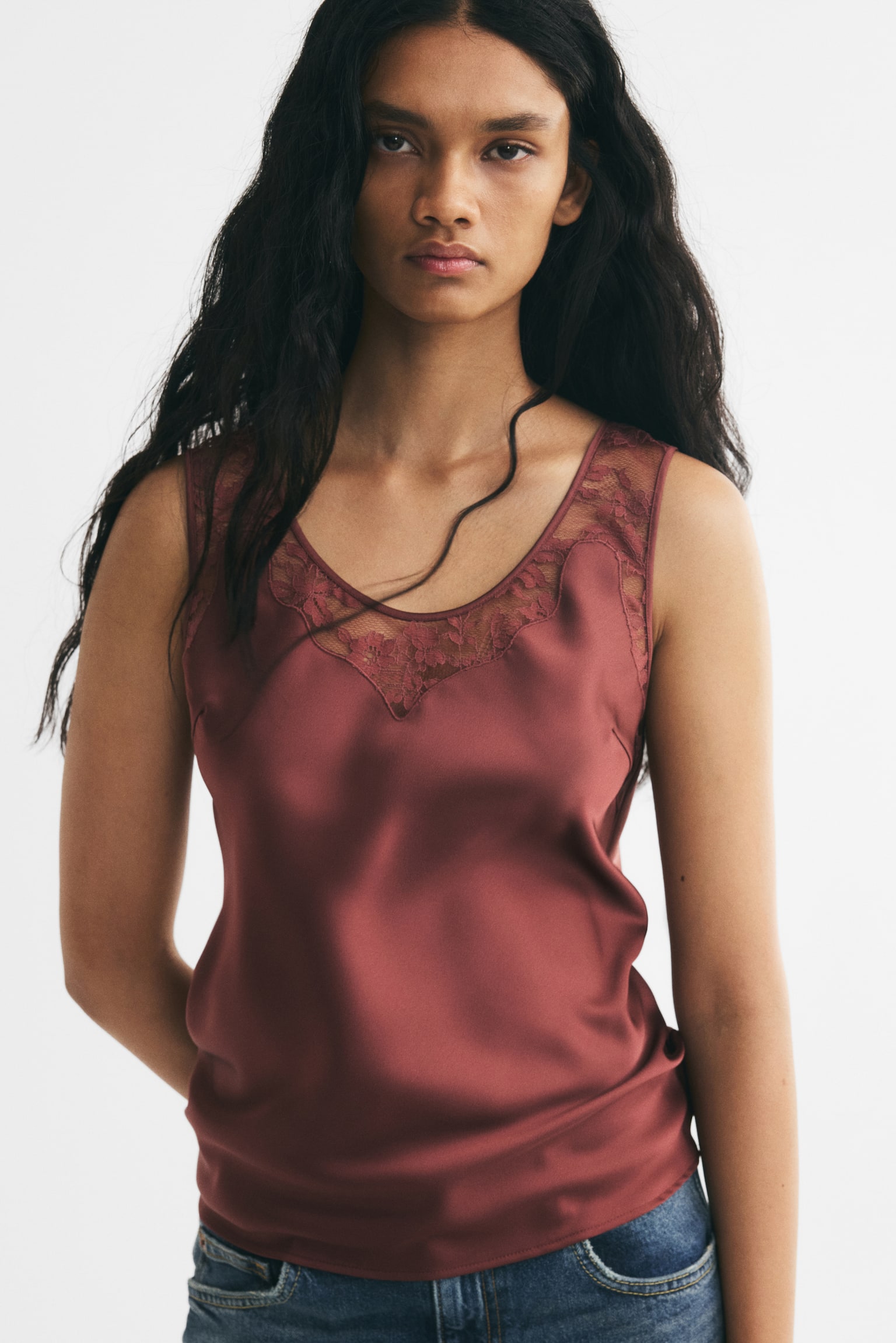 Женский топ H&M Lace-Inset Satin Top, цвет: Ржавый красный — фото 2