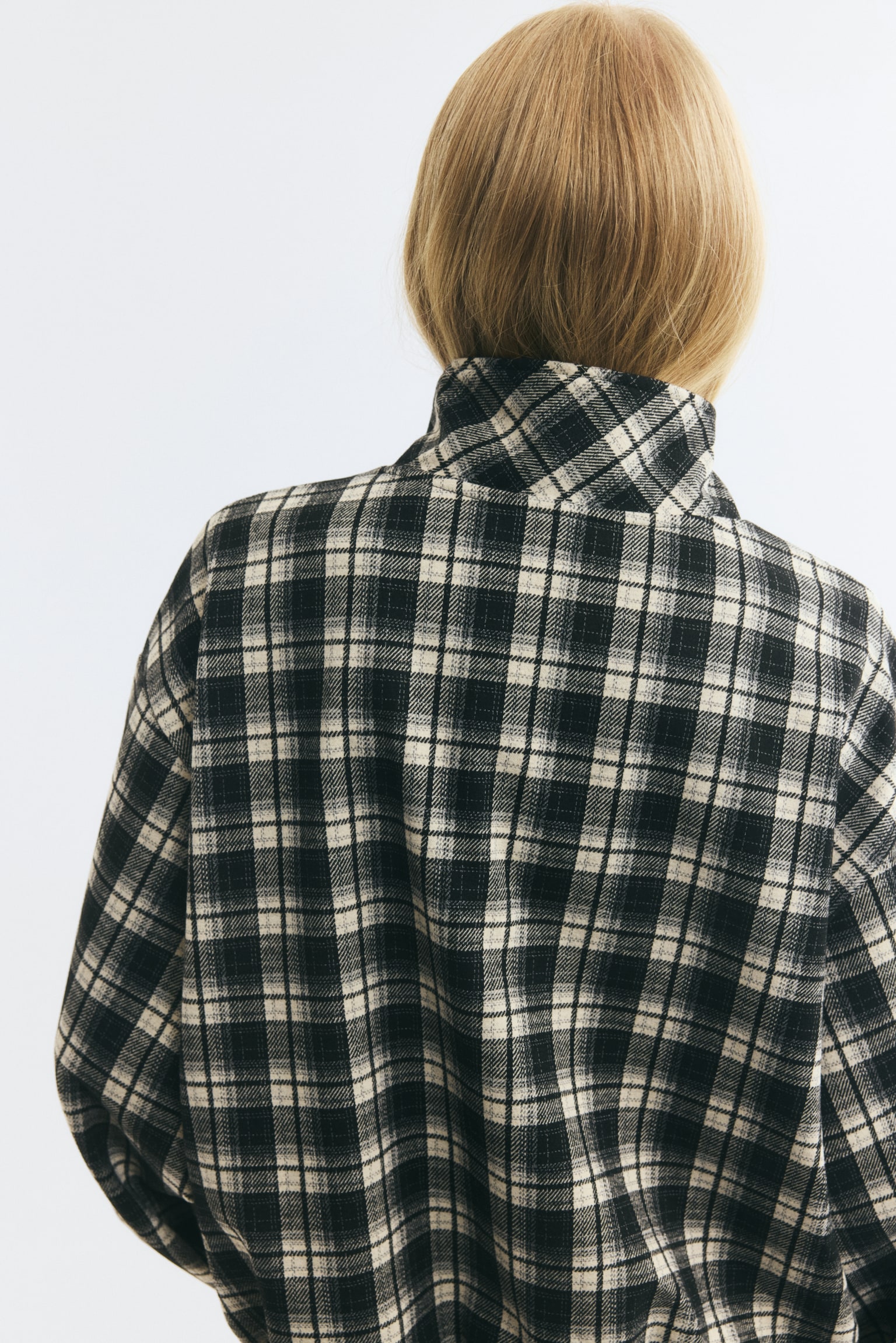 Женская куртка H&M Oversized Funnel-Collar, цвет: Чёрный / Клетчатый — фото 5