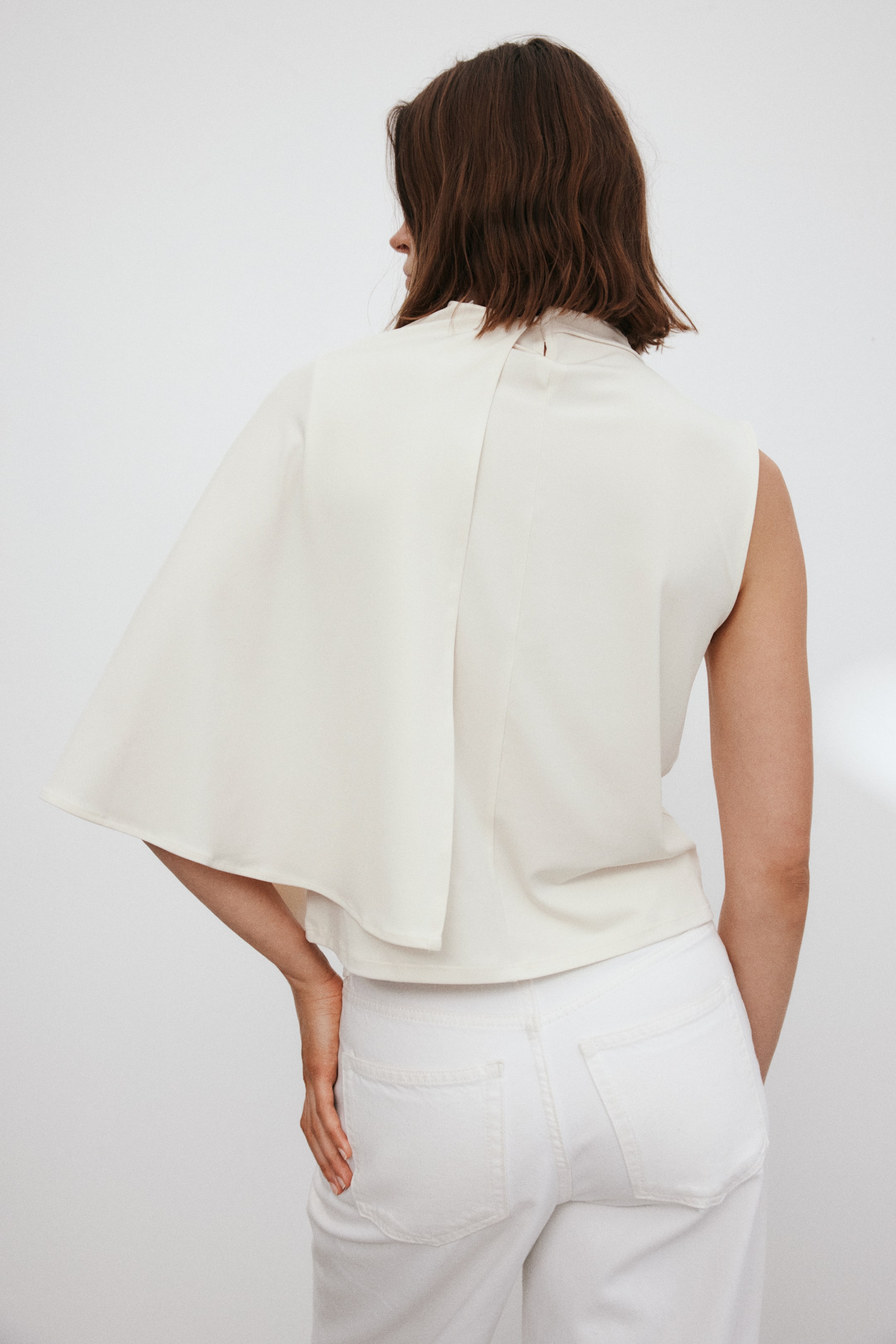 Haut en crêpe avec détail style cape