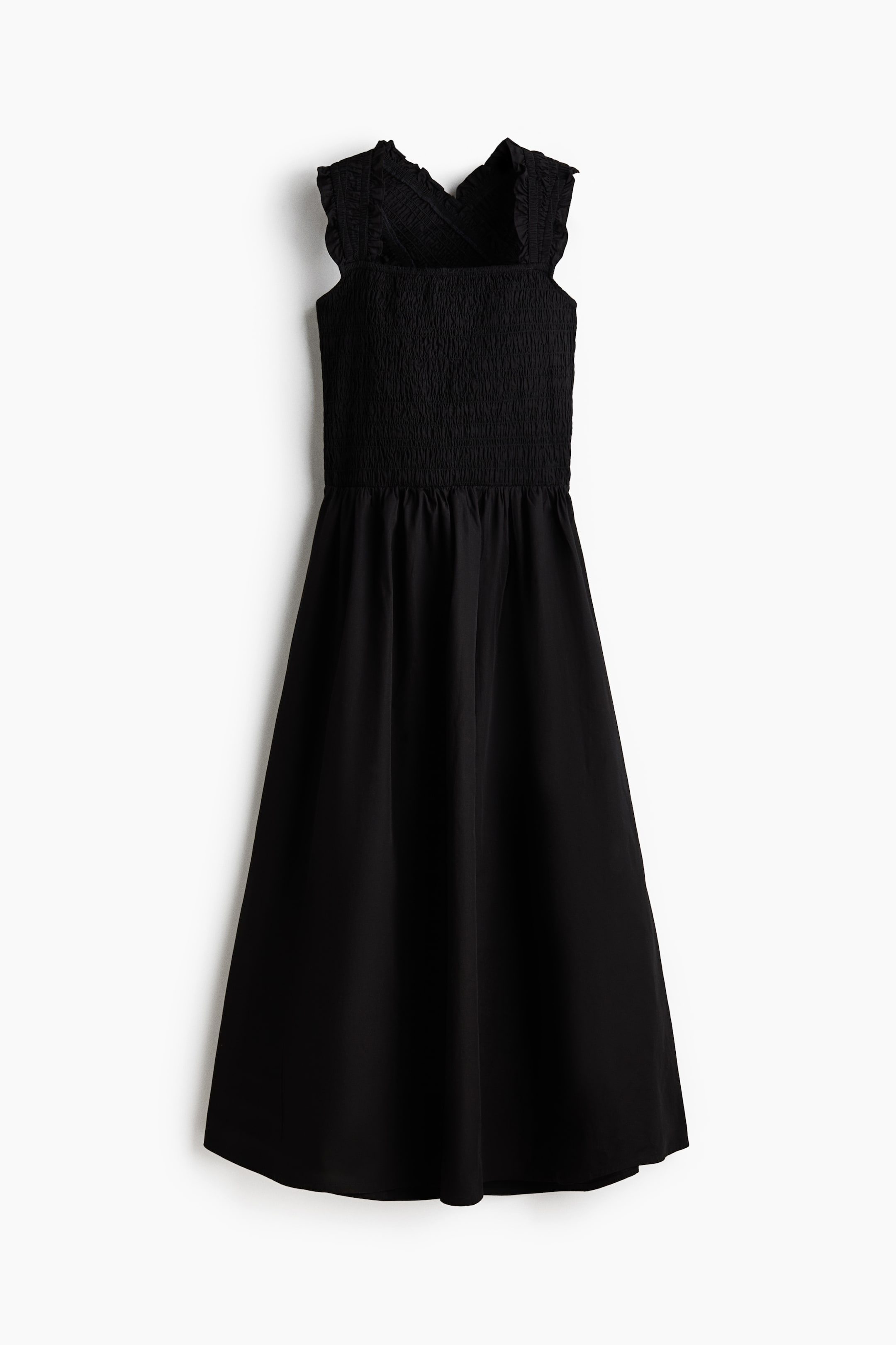 Agrandir l'image: Une robe noire longueur mollet présente un corsage smocké avec un décolleté carré, et de larges bretelles smockées croisent dans le dos avec des volants décoratifs. Une couture froncée définit la taille, et une jupe légèrement évasée s'étend en dessous, vue de face.