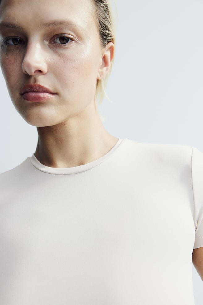 Tætsiddende T-shirt i mikrofiber - Lys beige/Hvid/Sort/Mørkegrå/Sølvgrå/Beige - 1