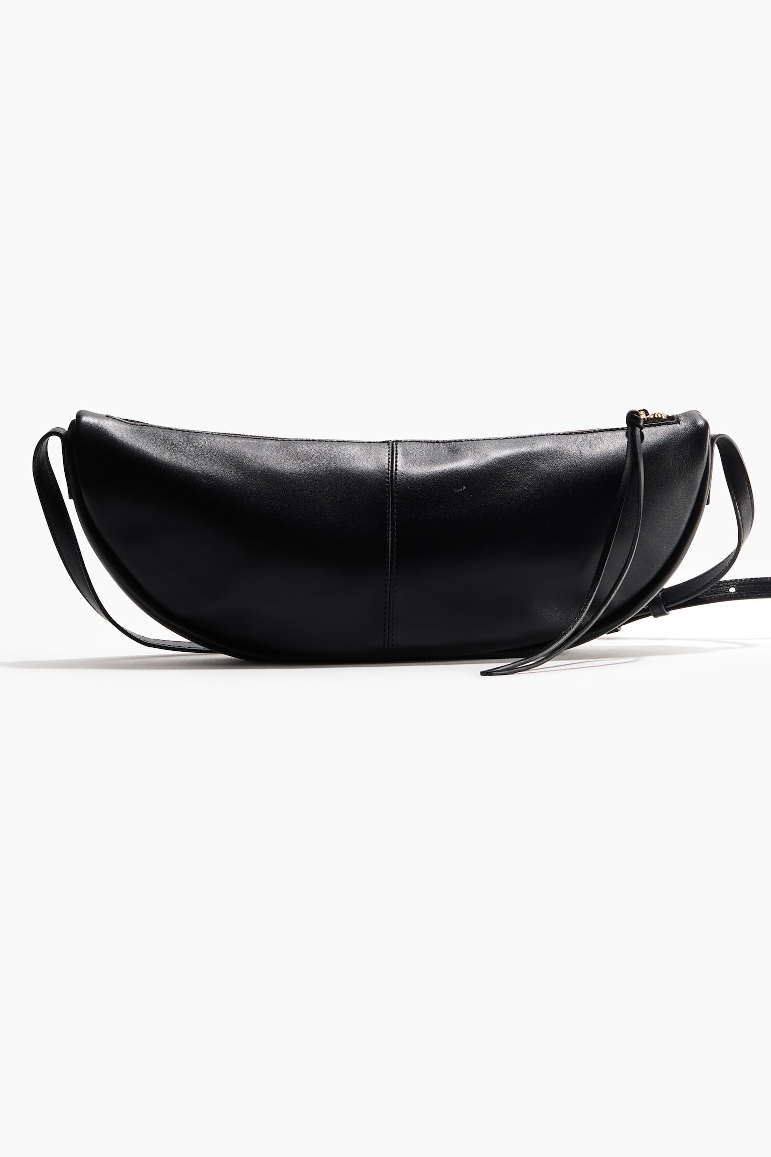 ÎÎ¹Î± Î¼Î±ÏÏÎ· crossbody ÏÏÎ¬Î½ÏÎ± ÏÎµ ÏÏÎ®Î¼Î± Î·Î¼Î¹ÏÎµÎ»Î®Î½Î¿Ï Î±ÏÏ Î»ÎµÎ¯Î¿ Î´Î­ÏÎ¼Î± ÏÏÎ­ÎºÎµÏÎ±Î¹ ÏÏÎ¸Î¹Î±, Î¼Îµ ÏÎ¿ Î¼ÏÏÎ¿ÏÏÎ¹Î½Ï Î¼Î­ÏÎ¿Ï ÏÏÏÎ±Î¼Î¼Î­Î½Î¿ ÏÏÎ¿Ï ÏÎ± ÎµÎ¼ÏÏÏÏ. ÎÎ¹Î±Î¸Î­ÏÎµÎ¹ ÎºÎµÎ½ÏÏÎ¹ÎºÎ® ÎºÎ¬Î¸ÎµÏÎ· ÏÎ±ÏÎ®, ÏÏÎ¸Î¼Î¹Î¶ÏÎ¼ÎµÎ½Î¿ Î¹Î¼Î¬Î½ÏÎ± ÏÎ¼Î¿Ï ÎºÎ±Î¹ ÎµÏÎ¬Î½Ï ÎºÎ»ÎµÎ¯ÏÎ¹Î¼Î¿ Î¼Îµ ÏÎµÏÎ¼Î¿ÏÎ¬Ï ÎºÎ±Î¹ Î¼Î±ÎºÏÏ, Î»ÎµÏÏÏ Î³Î»ÏÏÎ¬ÎºÎ¹ ÏÎ¿Ï ÏÎ­ÏÏÎµÎ¹ ÏÏÎ¿Ï ÏÎ· Î¼Î¯Î± ÏÎ»ÎµÏÏÎ¬.