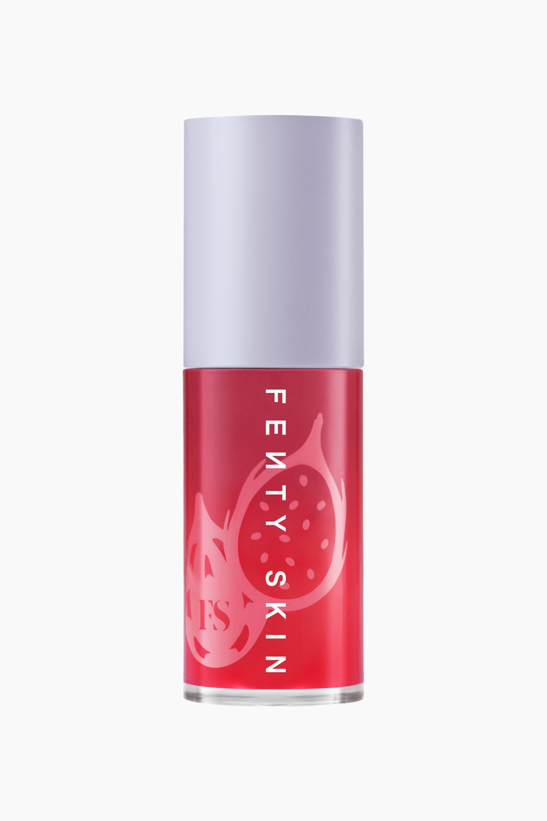 Visa större bild: Treatz Hydrating + Strengthening Lip Oil står upprätt i en frontvänd vy och har en genomskinlig rödrosa flaska fylld med tonad läppolja samt ett cylindriskt lock i matt lavendelgrått. Flaskan visar vertikal vit text med "FENTY SKIN" ovanpå ljusrosa illustrationer av drakfrukt.