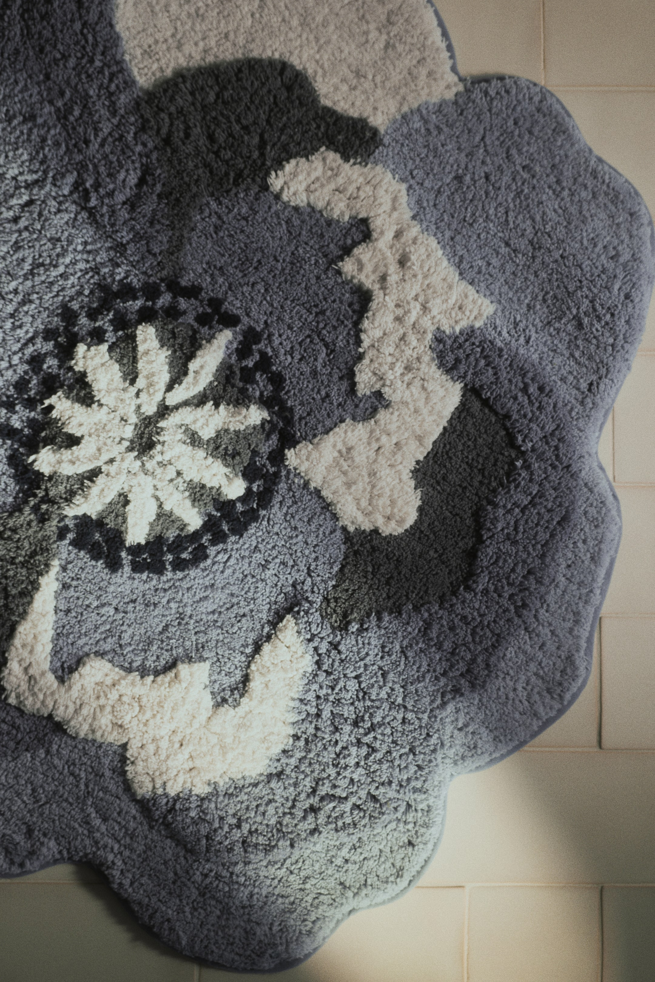 Agrandir l'image: Tapis de bain tufté en forme de fleur - Bleu ancien/fleur - HOME | H&M BE 1