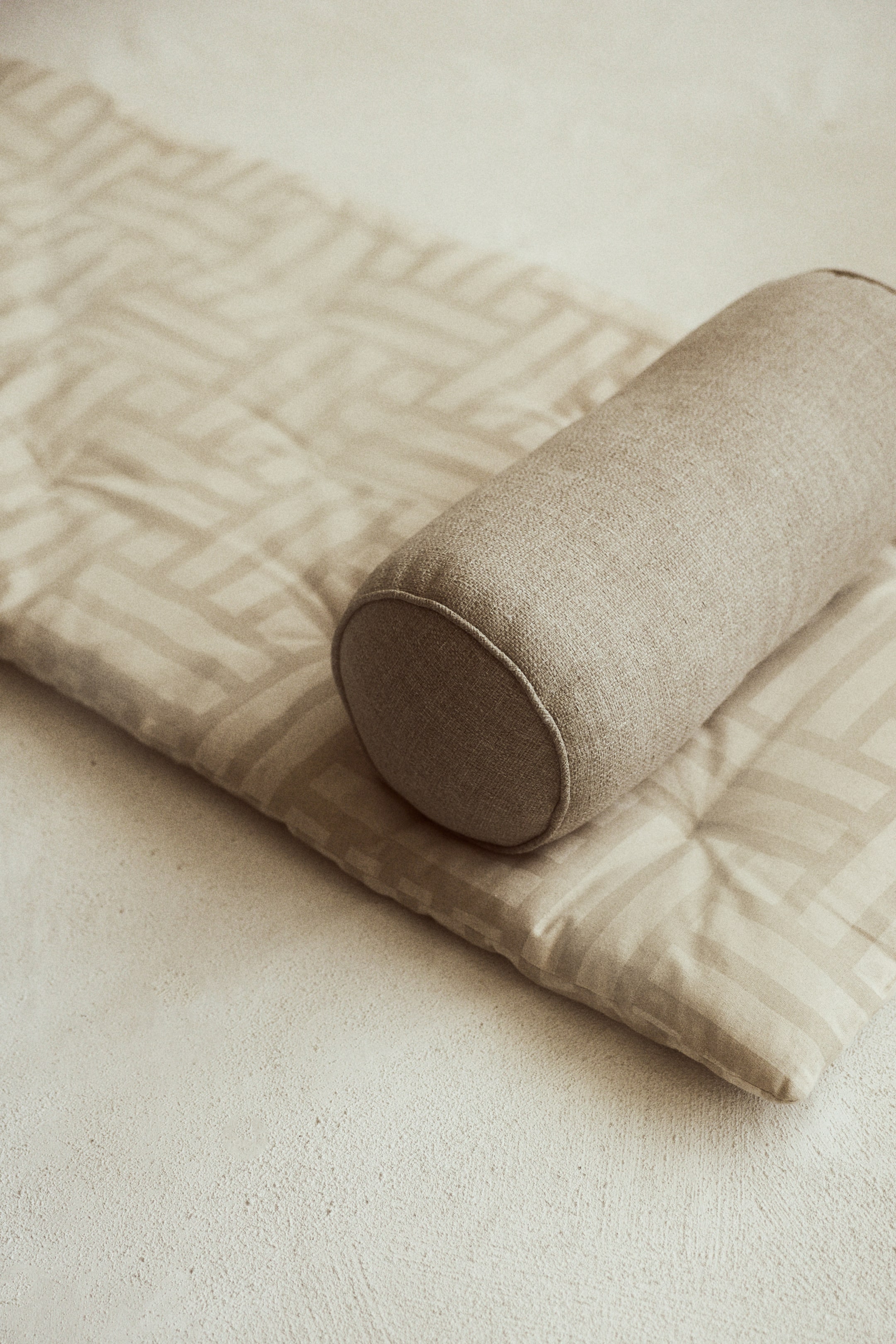 Visa större bild: Cylinderkudde för utomhusbruk - Beige - Home All | H&M SE 1