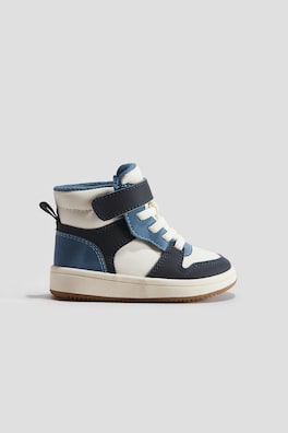 Sneakers med öppning fram