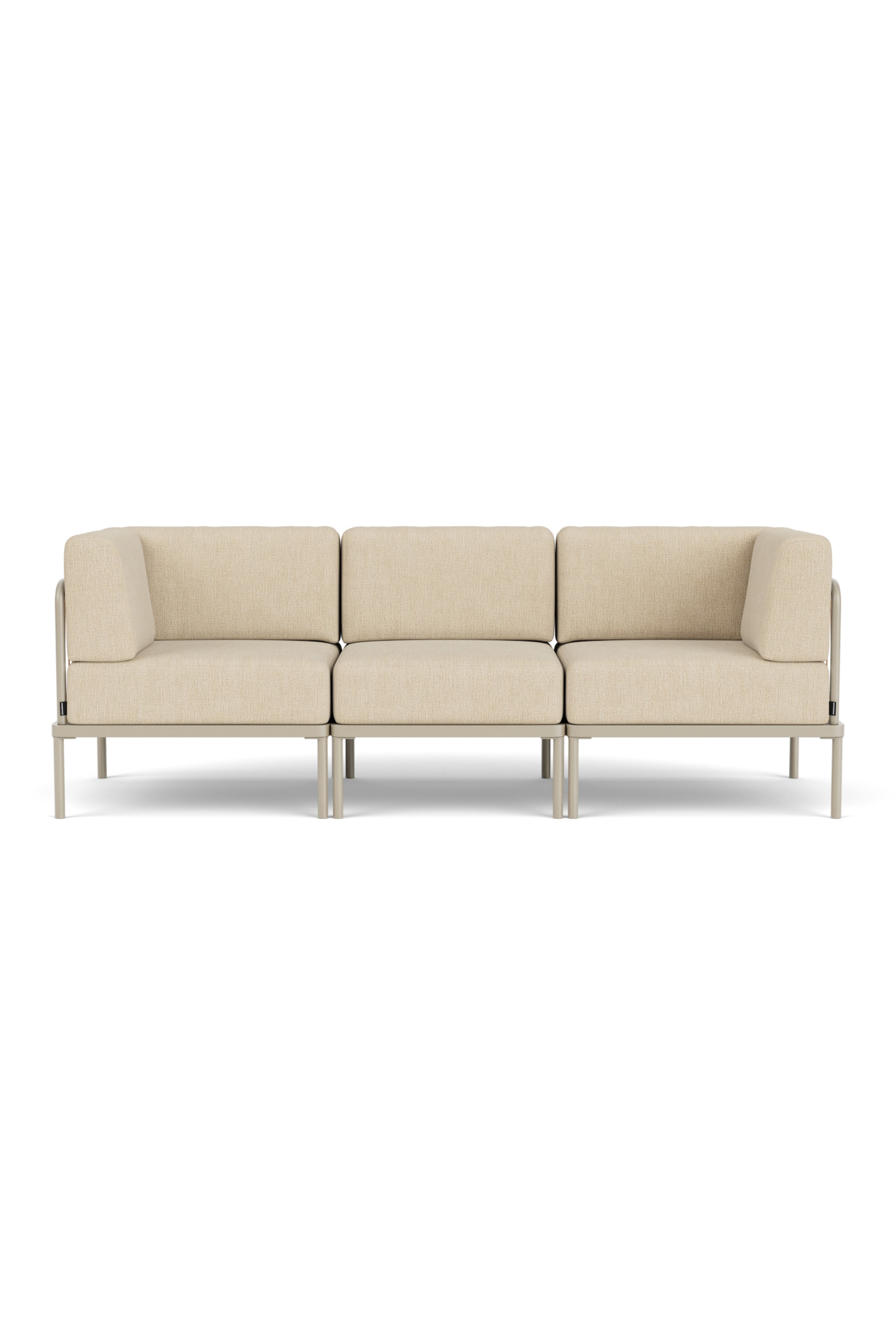 Größeres Bild ansehen: Ein dreiteiliges modulares Sofa wird aus einer frontalen Perspektive präsentiert. Es verfügt über hellbeige gepolsterte Kissen, die auf einem hellgrauen Metallrahmen ruhen, mit integrierten Armlehnen, die die Enden der linken und rechten Sektion bilden.