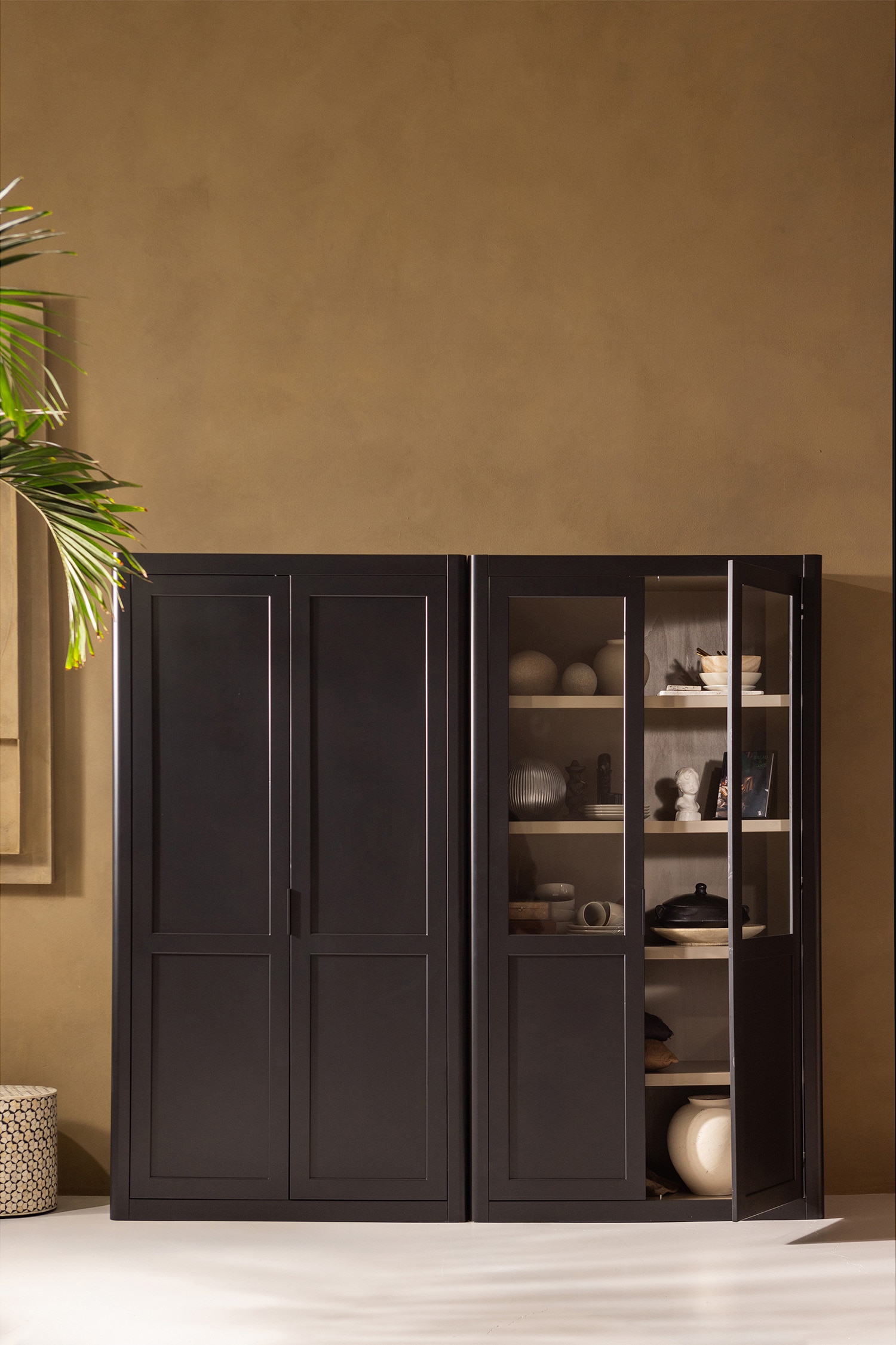 Gunnar Showcabinet - Black/Brown