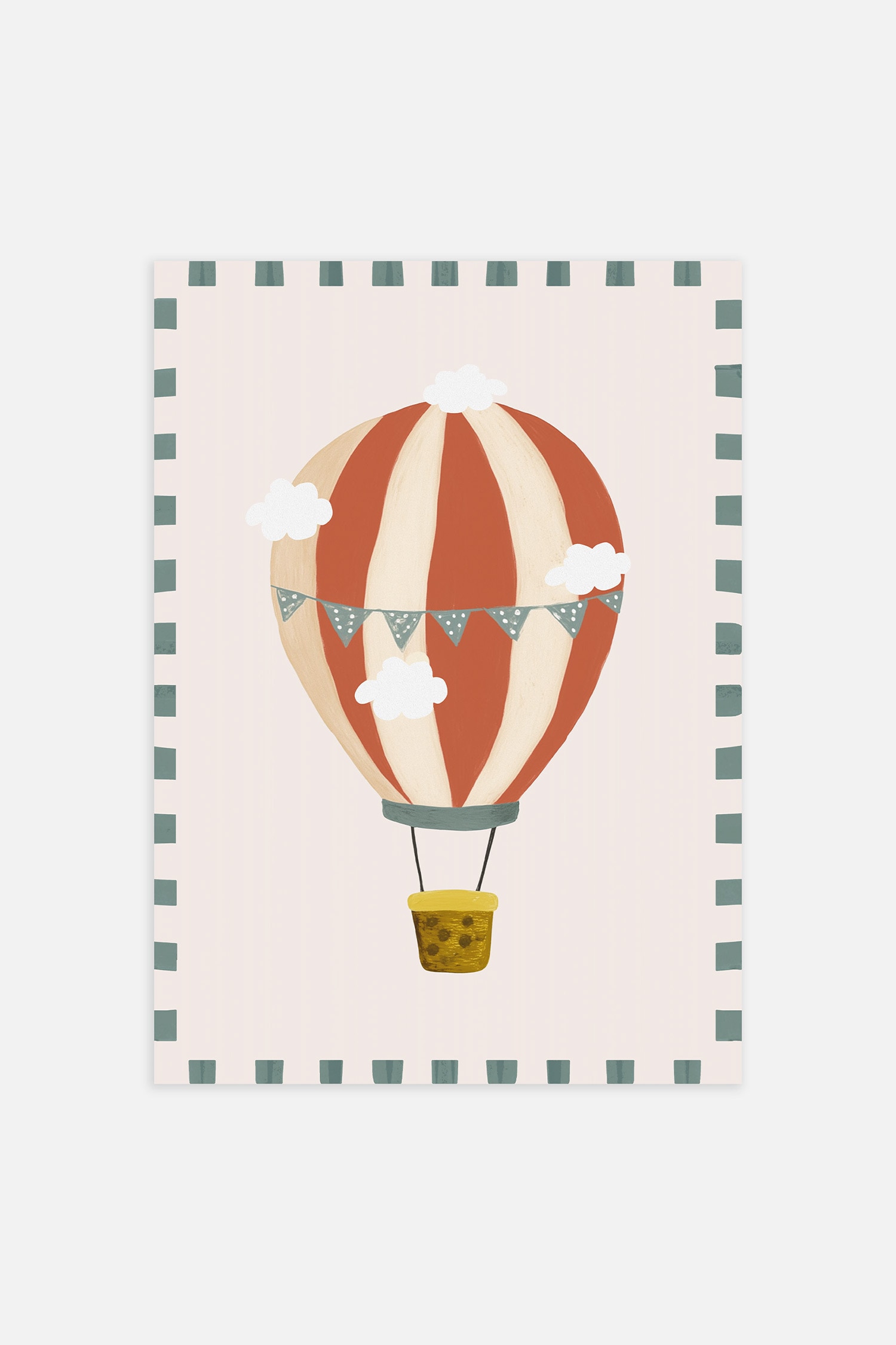 Un poster da parete rettangolare in una cornice in legno chiaro mostra unâillustrazione di una mongolfiera a strisce rosse e crema che fluttua tra nuvole bianche. Lâopera presenta un bordo decorativo di linee tratteggiate color teal su uno sfondo beige chiaro.