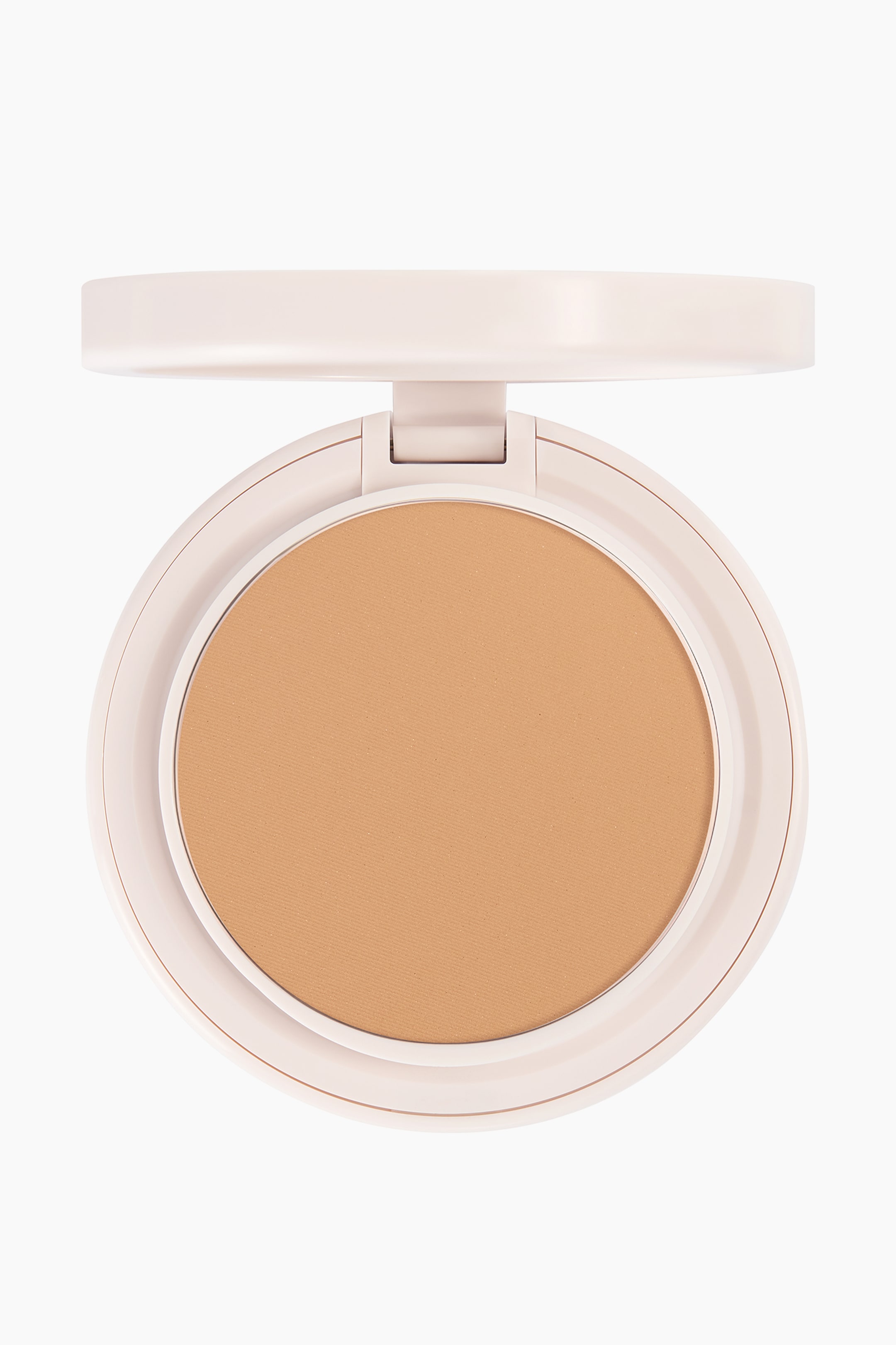 Se større billede: Natural Blur Powder Foundation præsenterer et glat, medium-tan presset pudder, placeret i et åbent, rundt, lysebeige kompakt etui. Kompakten vender fremad og viser den runde pudderpande, mens låget er hængslet åbent i toppen.