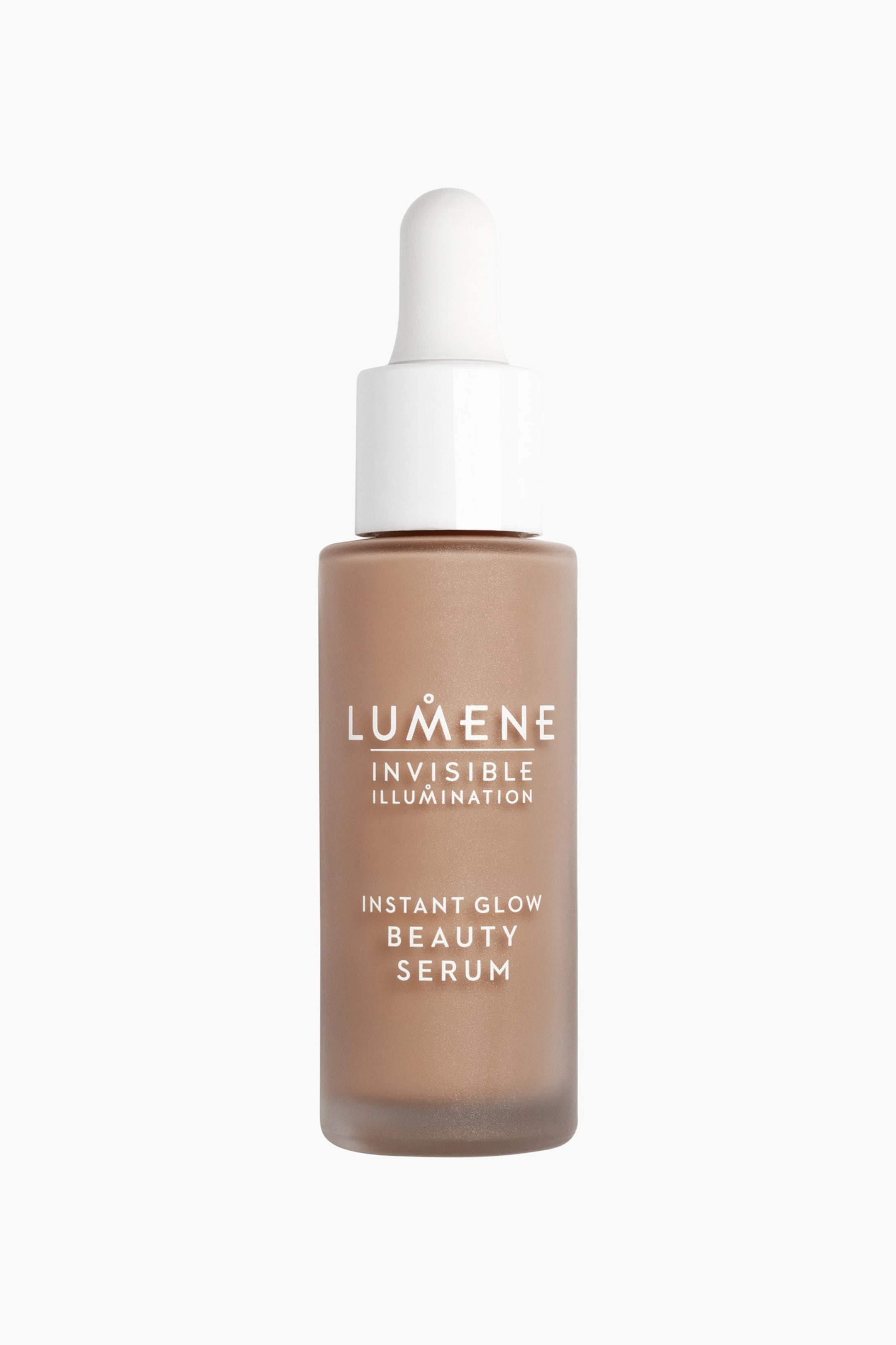 Visa större bild: En Lumene Invisible Illumination Instant Glow Beauty Serum-flaska har ett frostat, cylindriskt glas som innehåller en mellanbeige produkt. Den är försedd med ett vitt pipettlock, och vit text pryder framsidan.