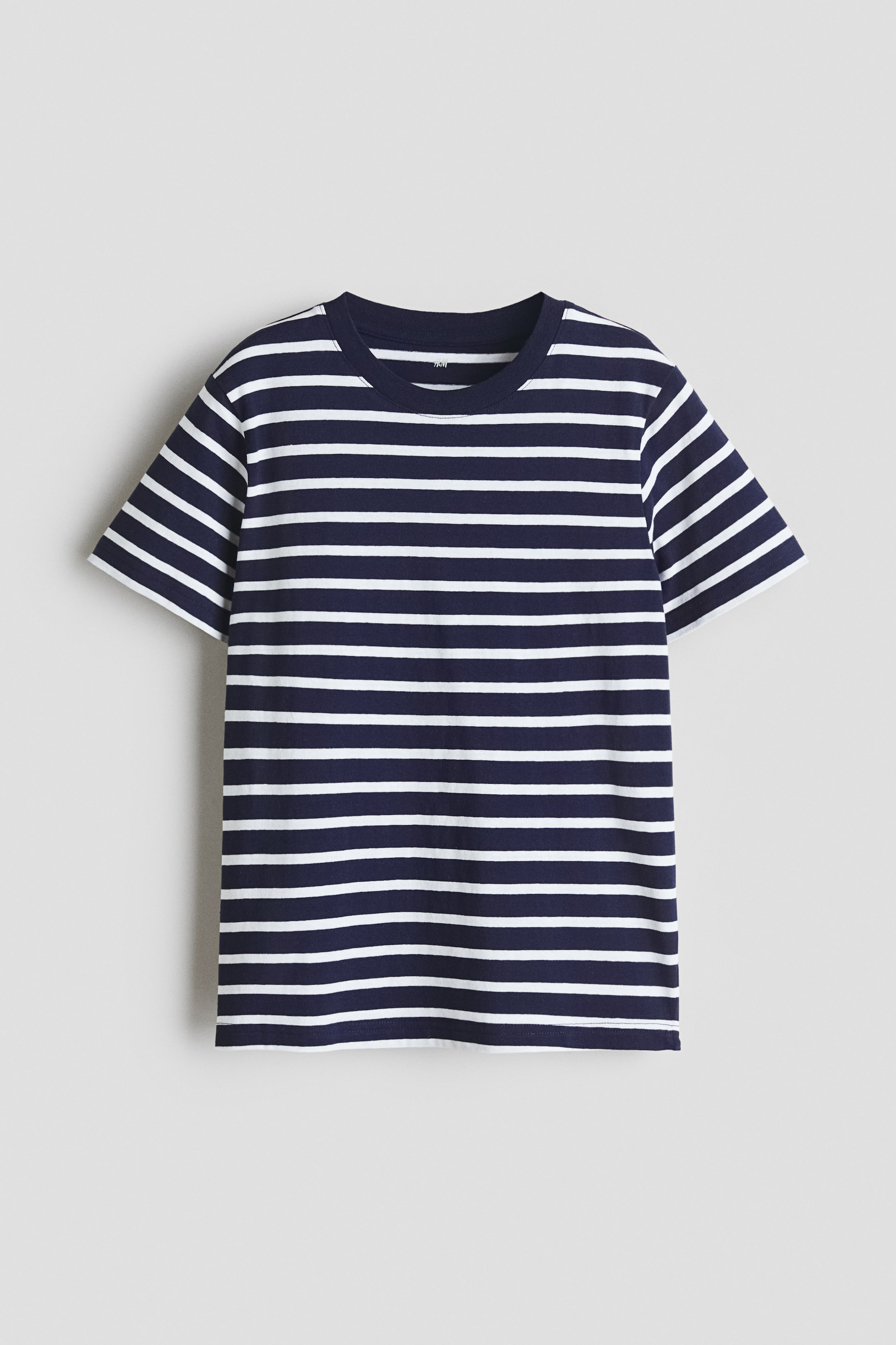Größeres Bild ansehen: Ein Baumwoll-Jersey-T-Shirt, von vorne präsentiert, mit marineblauen und weißen horizontalen Streifen, einem gerippten Rundhalsausschnitt und kurzen Ärmeln.