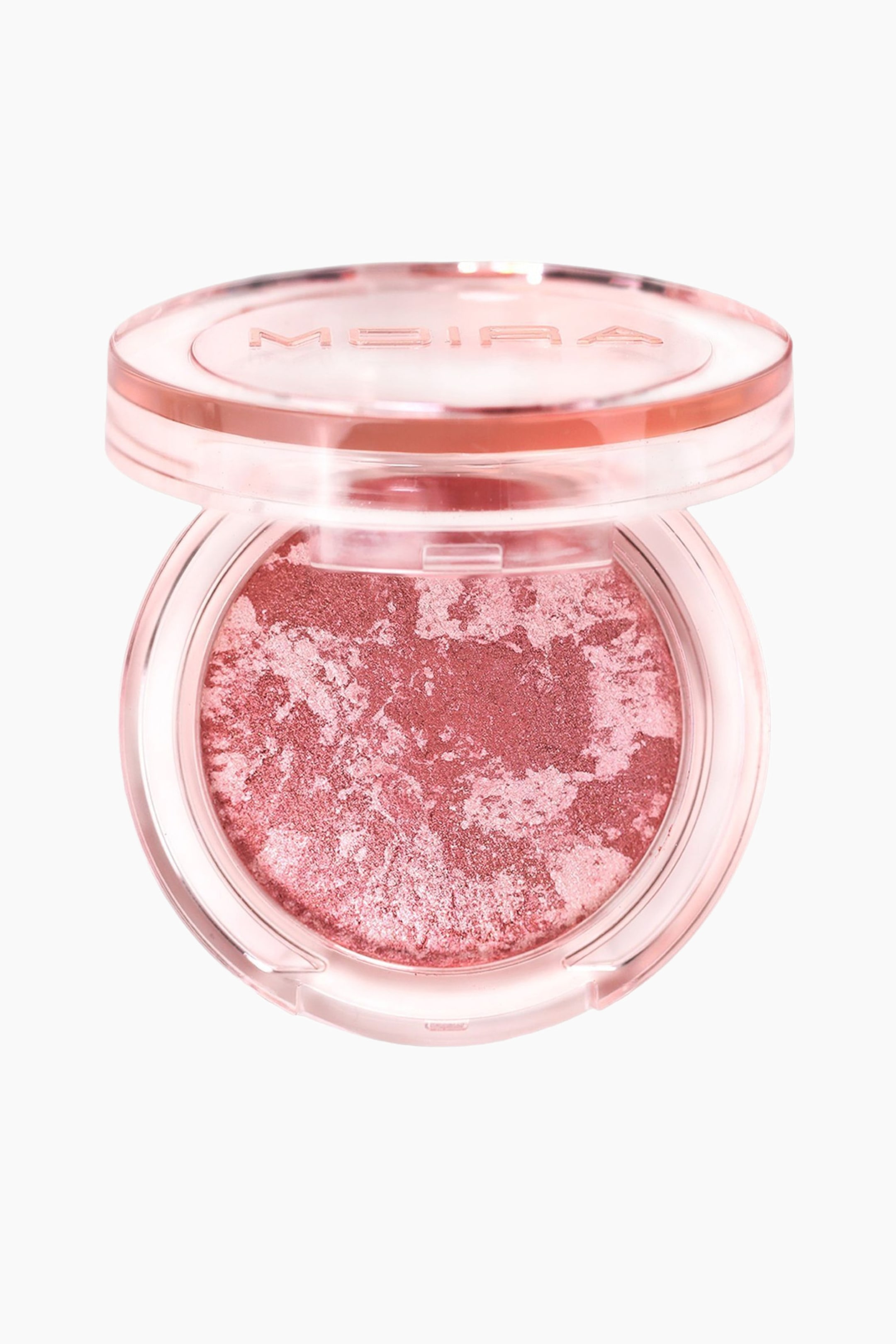 Vis større bilde: En rund sminkekompakt ligger med det gjennomsiktige rosa lokket åpent, og avslører et presset pudder med et marmorert mønster av rose rosa og lyse skimrende rosa toner. Merkenavnet 'MOIRA' er preget på lokket.