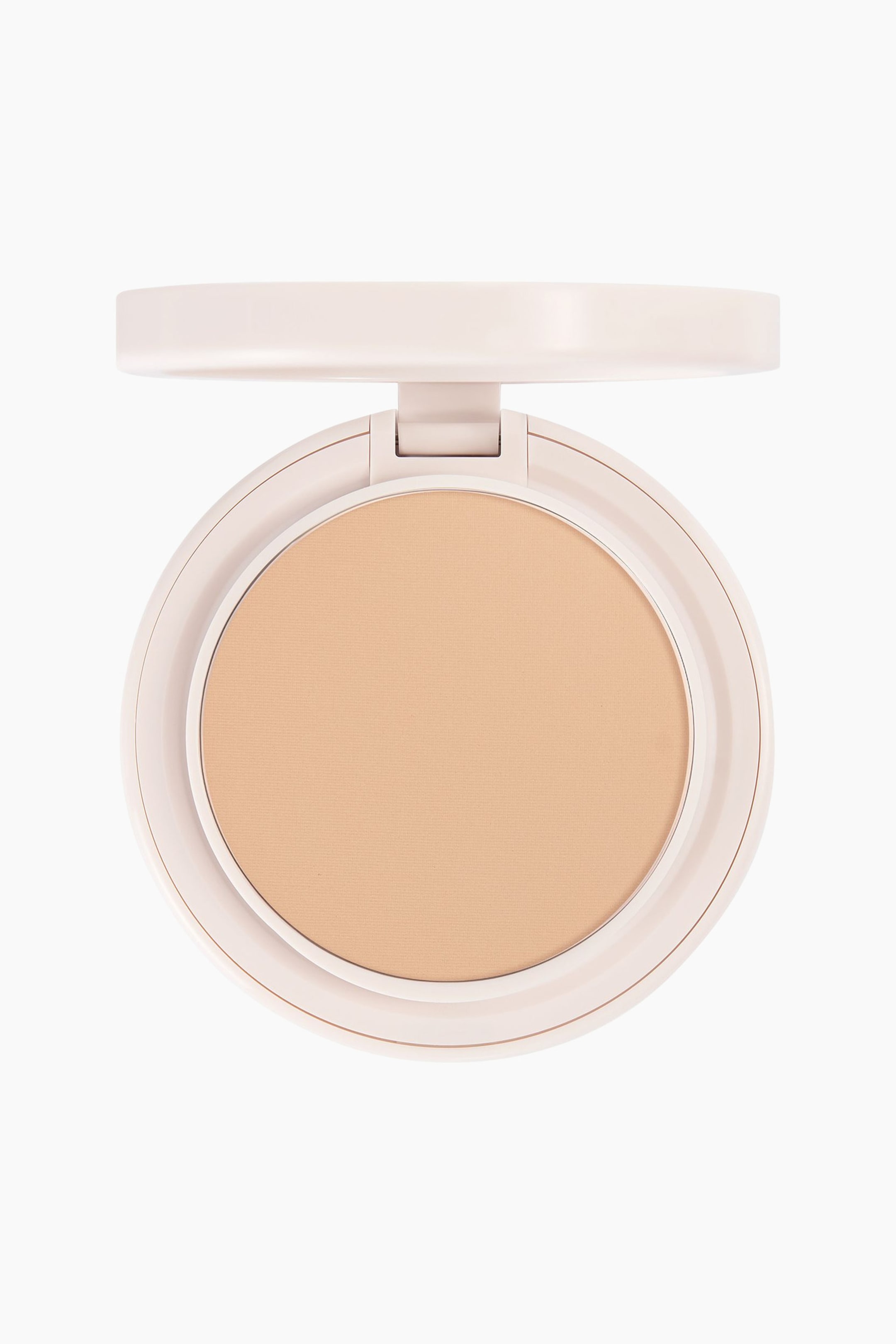 Se større billede: Natural Blur Powder Foundation præsenterer en glat, mat pudderfoundation i en lys beige nuance, placeret i et rundt, lyserødt kompaktetui. Kompaktetuiet vises forfra med låget åbnet øverst, så den runde pudderpande er synlig.