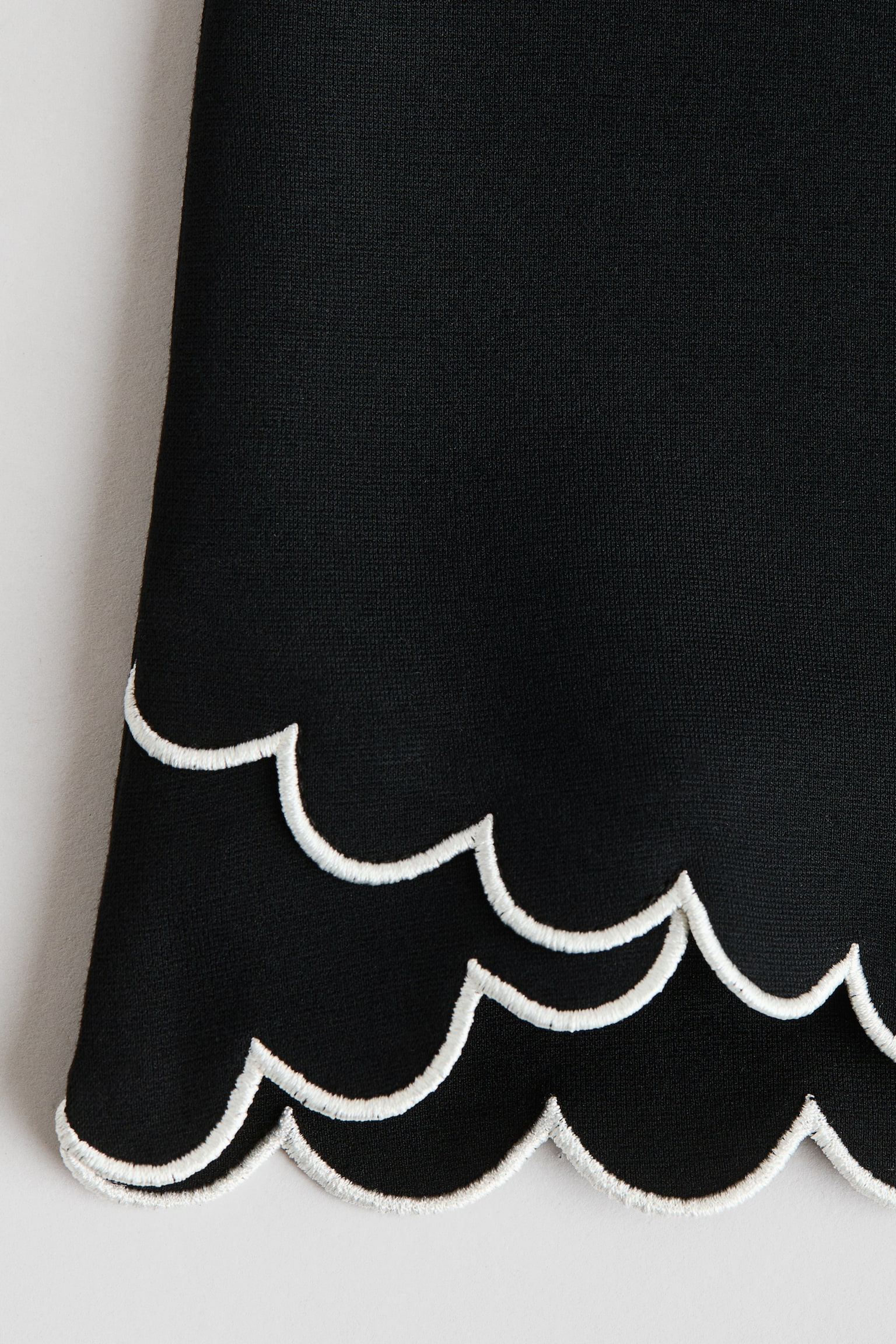 스캘럽트 헴 플레어 레깅스 - 블랙/크림 - 3