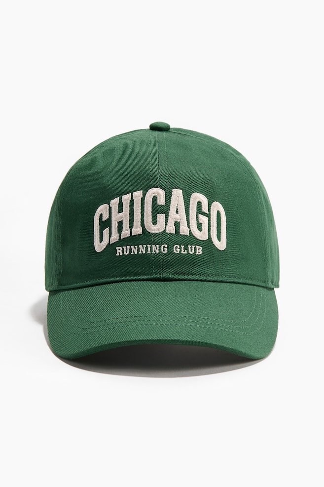 Casquette en sergé avec motif brodé - Vert foncé/Chicago/Beige clair/Capri/Brun foncé/Capri/Marine/San Francisco/Bleu denim foncé/Atelier/Beige/Rowing Club/Bleu foncé/Running Club/Brun foncé/Balance/Vert kaki foncé/Atelier/Beige/Running Club - 1