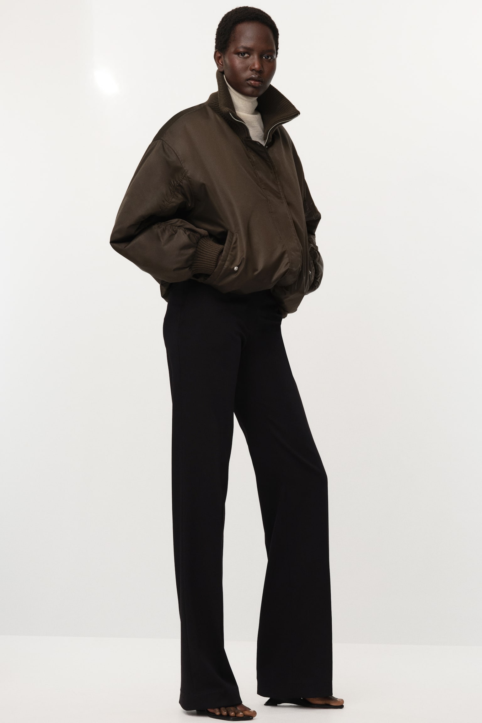 Женская куртка H&M Oversized Bomber, цвет: Тёмный хаки зелёный — фото 4