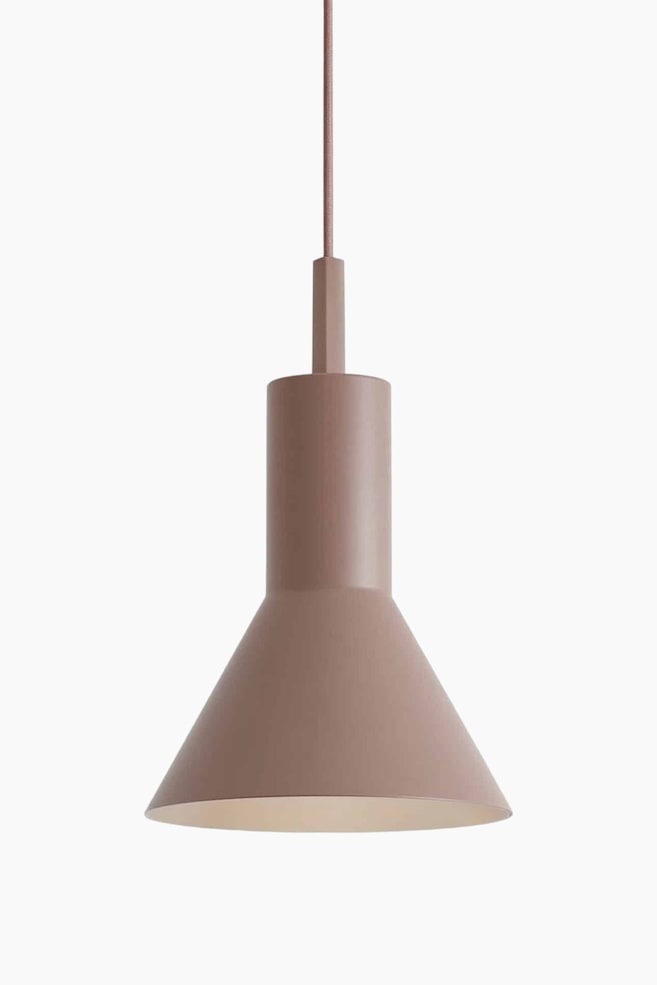 Diese matt burgunderbraune Pendelleuchte hÃ¤ngt senkrecht und zeichnet sich durch eine elegante Silhouette mit einem zylindrischen oberen Abschnitt aus, der in einen konisch geformten, ausladenden Schirm Ã¼bergeht. Die Leuchte ist an einem farblich passenden, stoffummantelten Kabel aufgehÃ¤ngt und gibt an der unteren Kante eine helle Innenauskleidung frei. - 1