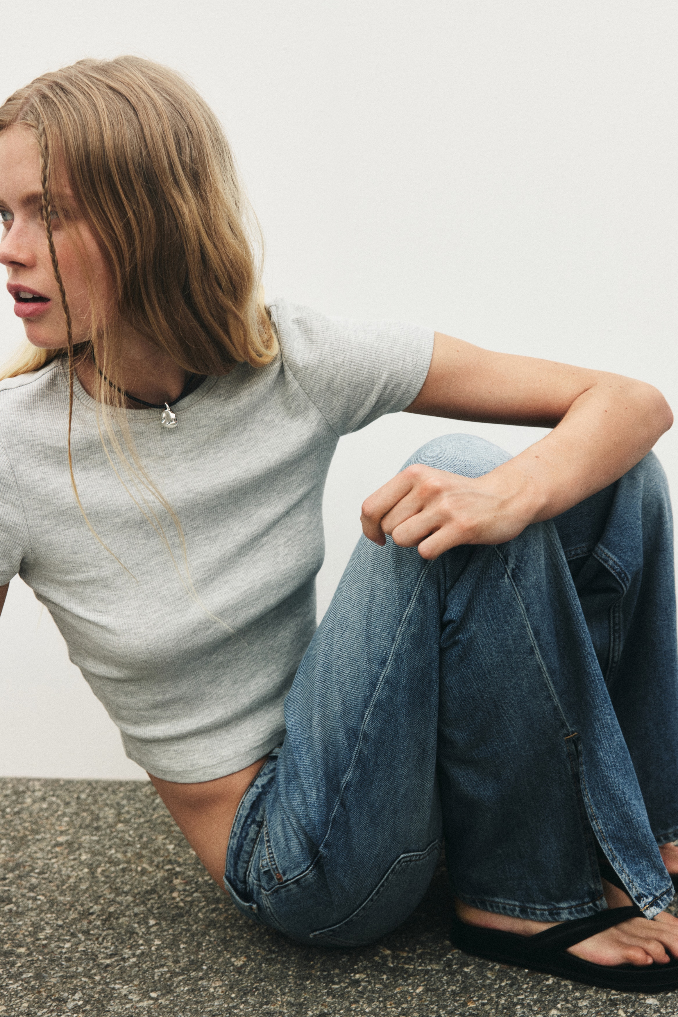 Wide Regular Waist JeansModel