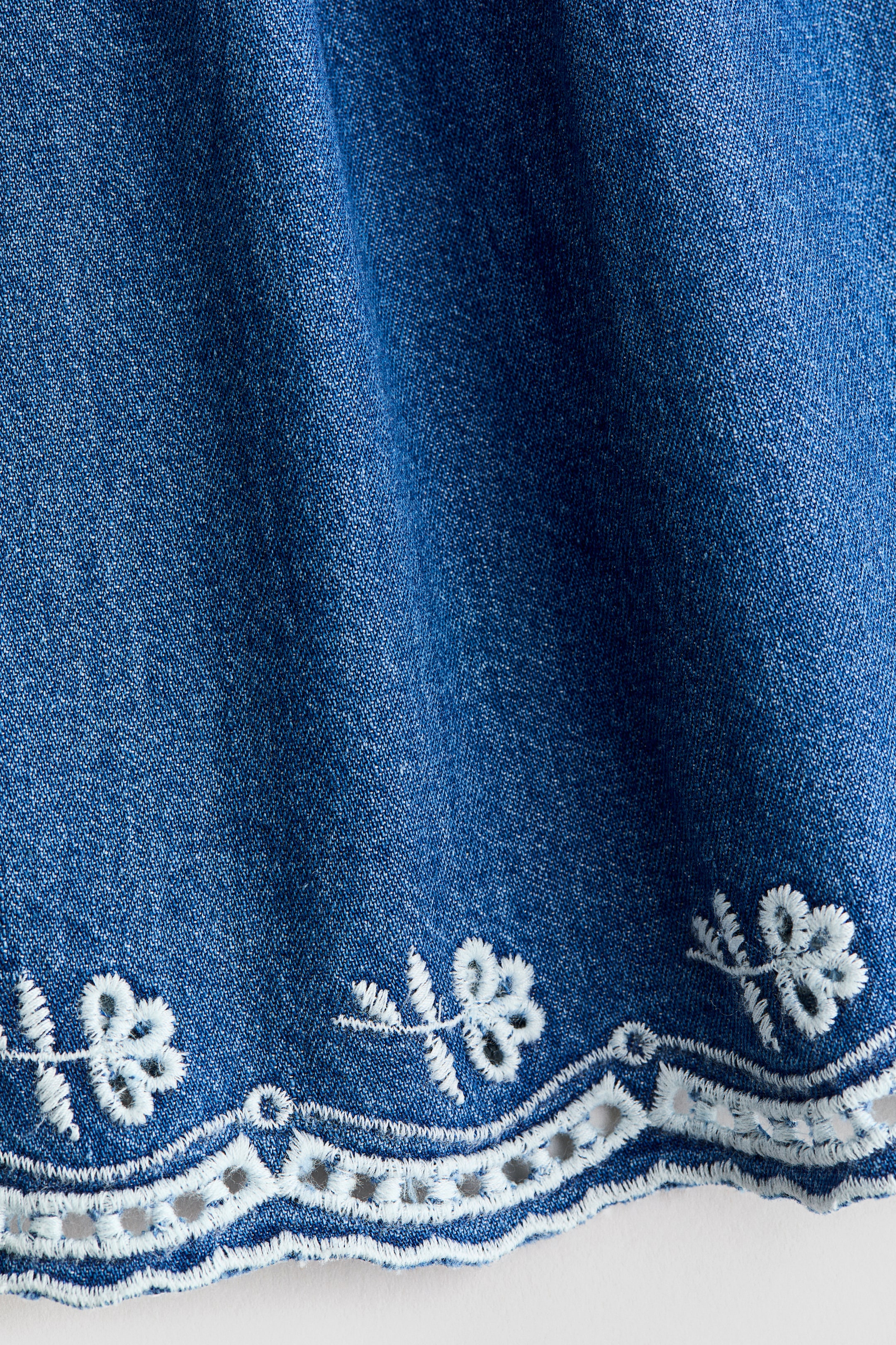 Robe brodée en denim
