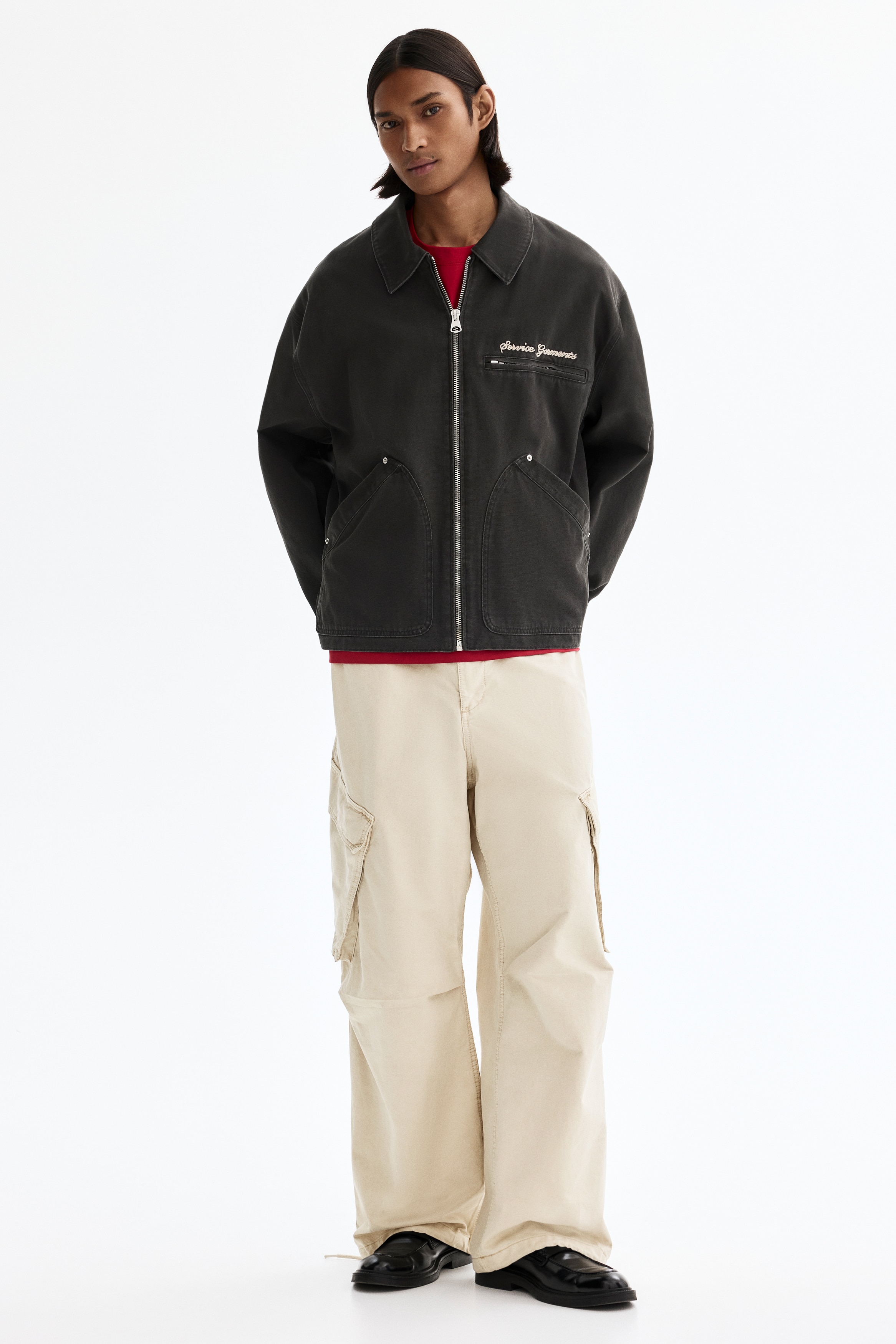 Loose-Fit Cargo PantsModel