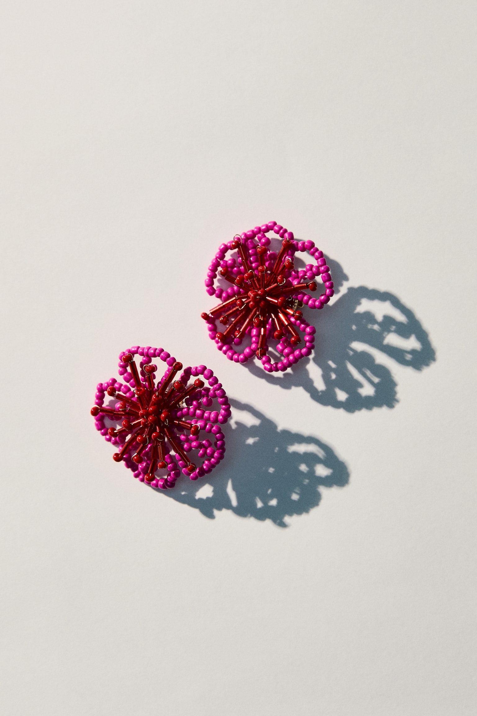 Flower-shaped beaded earrings - Cerise/Red - 1