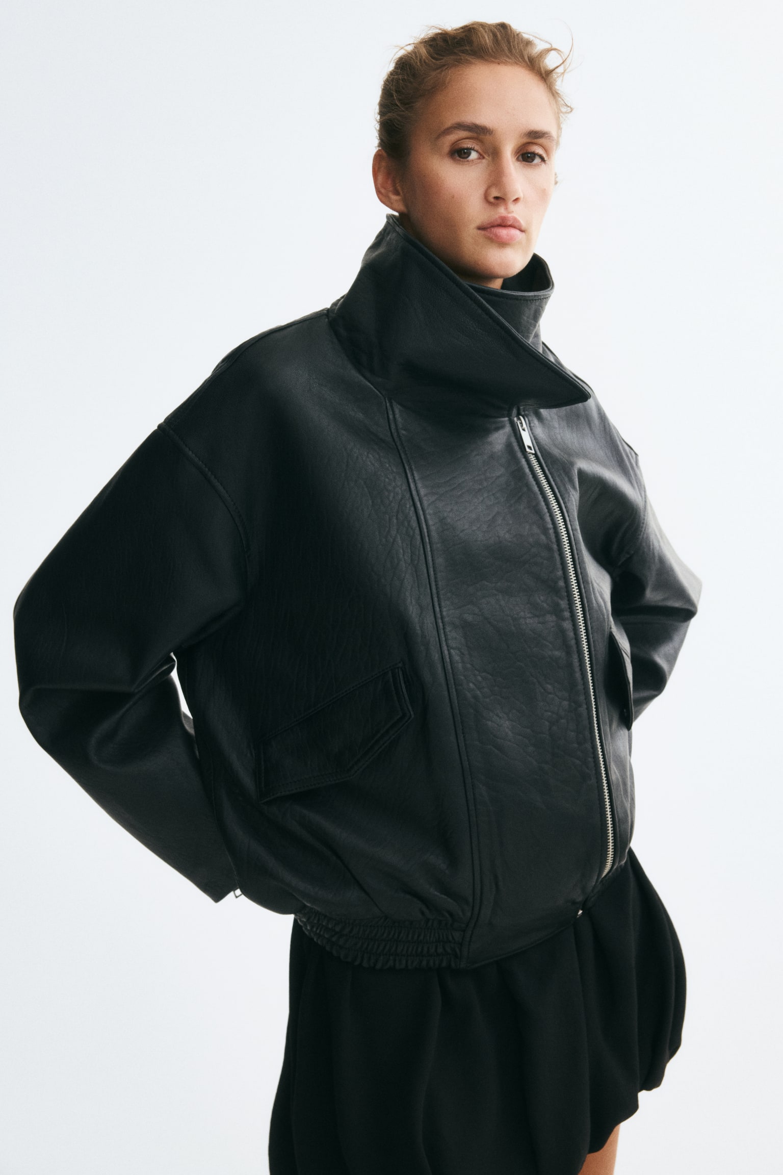 Женская куртка H&M Oversized Leather, цвет: Чёрный — фото 4