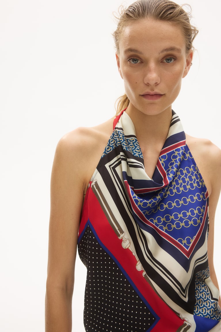 Bluza s drapiranim halter izrezom