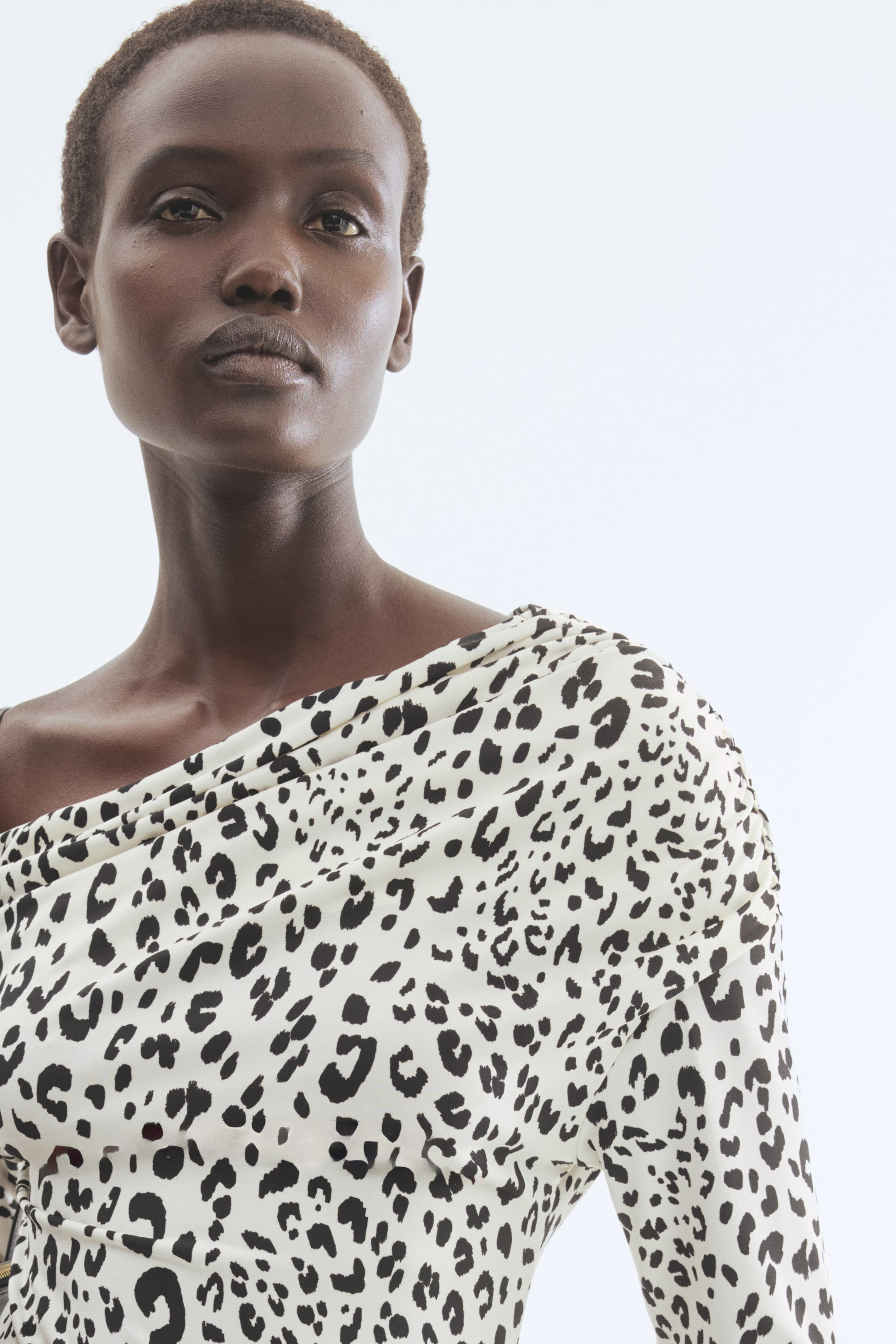 Näytä suurempi kuva: Poimutettu one shoulder -pusero - Valkoinen/Leopardipainatus - NAISET | H&M FI 1